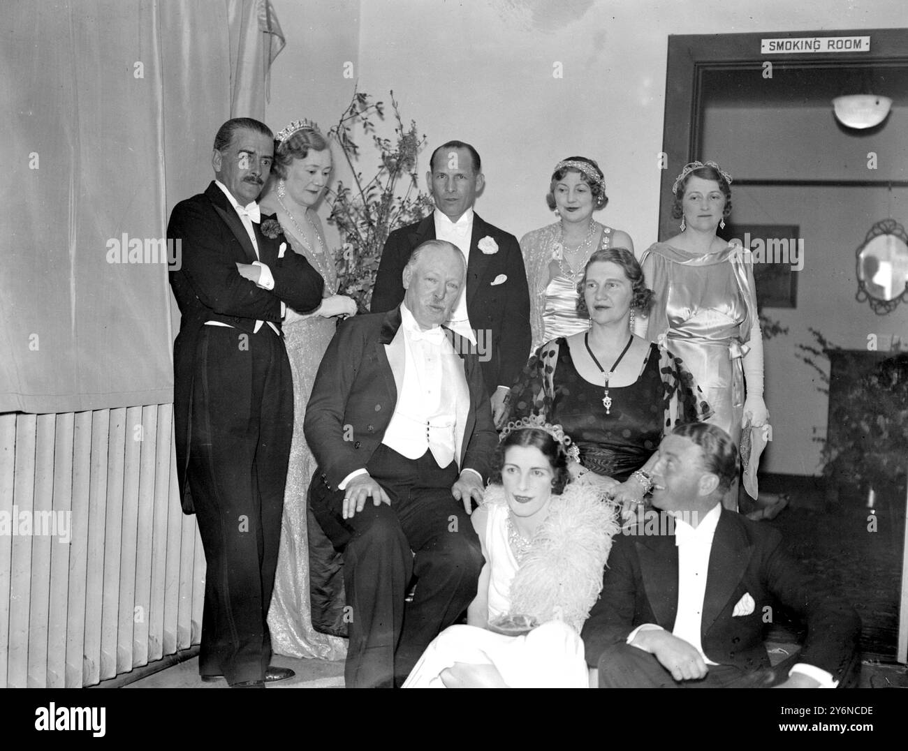 New Forest United Hunts Ball in Brockenhurst. Von links nach rechts, hintere Reihe: Captain Lewis, MME Paravicini, Ex-König George von Griechenland, Mrs. Atty Persse. Zentrum: Major Drummond und Mrs. Whitaker. Vorne: Mrs. Drummond und Captain Bibby. 1934 Stockfoto