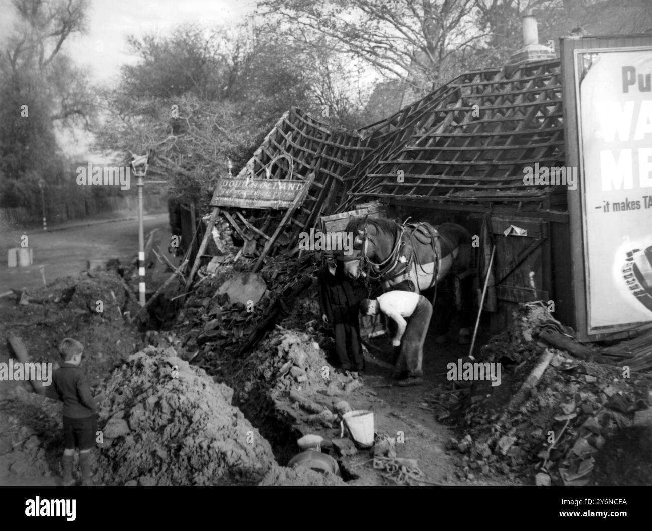 Bombenschäden in einem ländlichen Gebiet im Zweiten Weltkrieg Stockfoto