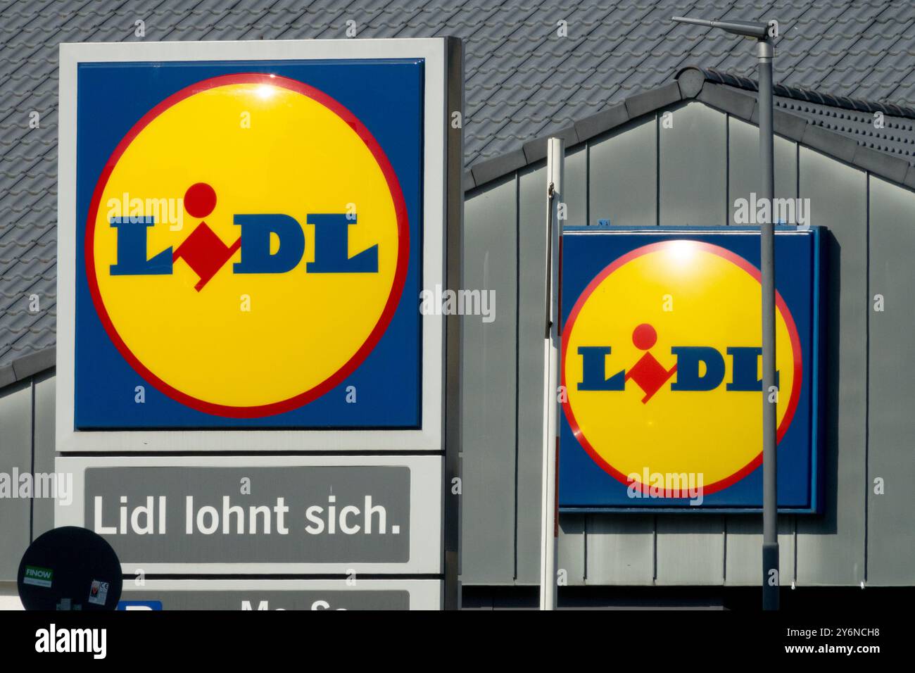 Lidl Supermarkt Deutschland Europa Lidl Logo Zwei Schilder Stockfoto