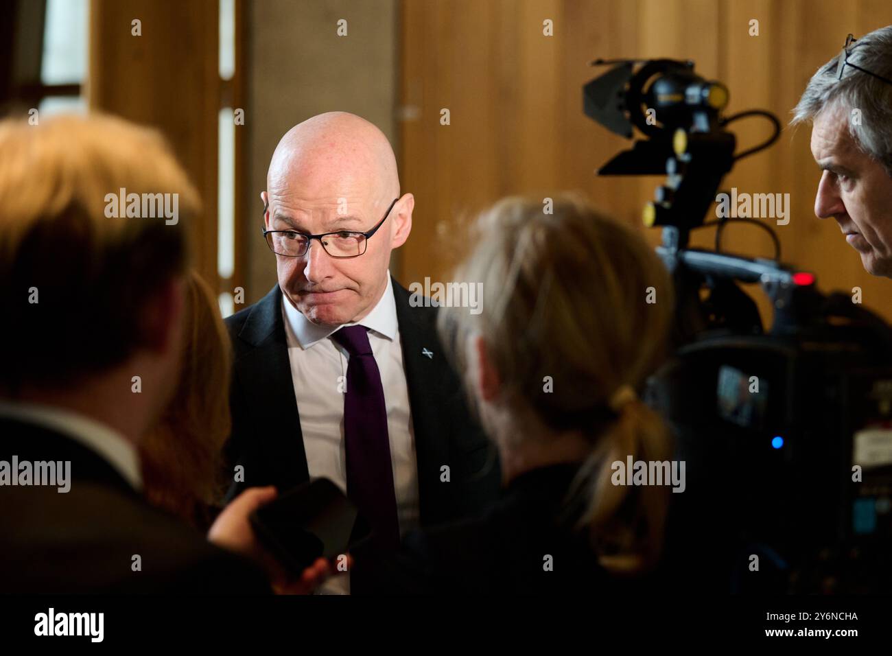 Edinburgh Schottland, Großbritannien. September 2024. Der erste schottische Minister John Swinney im schottischen Parlament für Fragen des Ersten Ministers spricht mit Journalisten. Quelle: SST/Alamy Live News Stockfoto