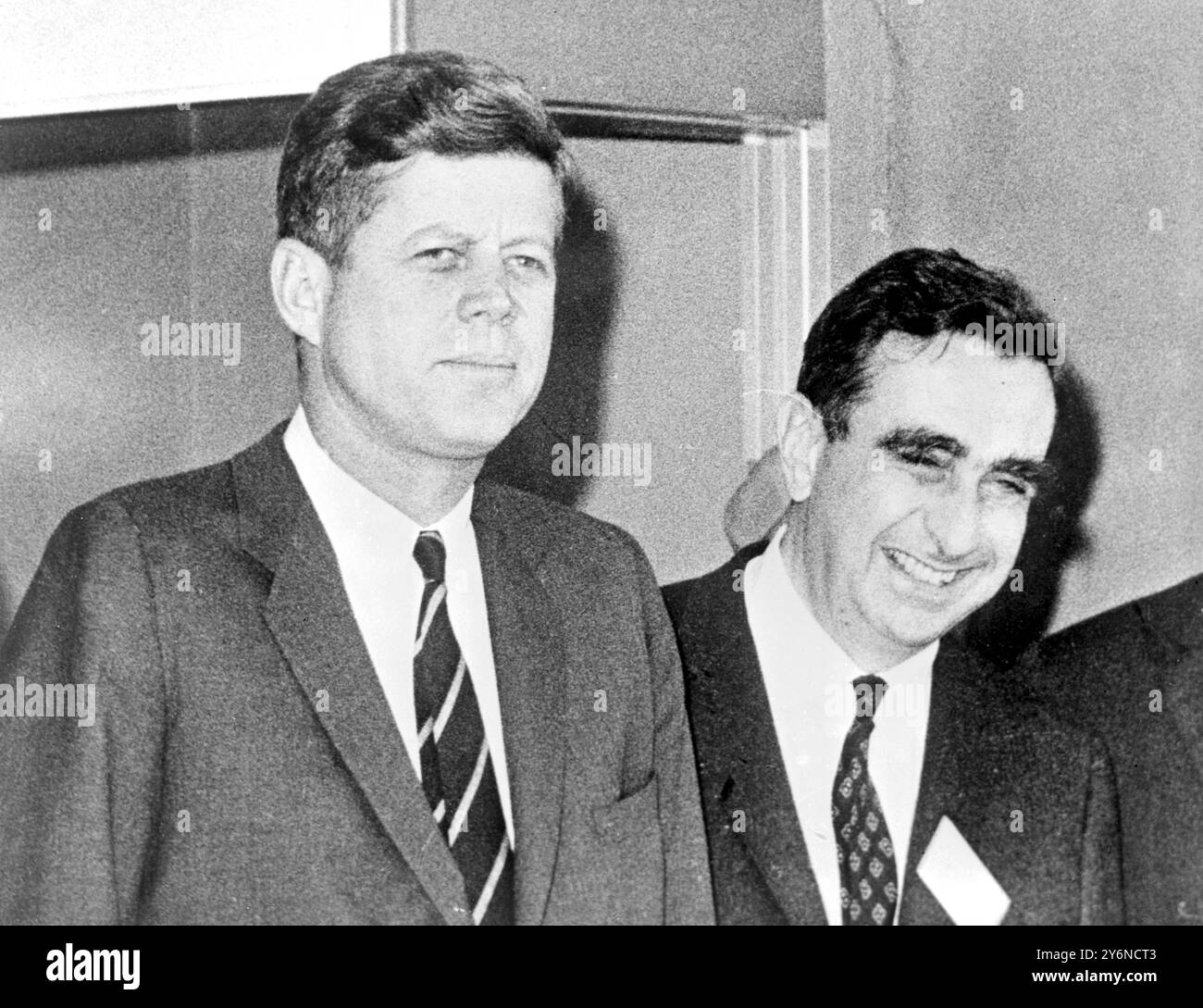 Berkeley, Kalifornien, USA: Präsident F. Kennedy (links) wird am 23. März mit Dr. Edward Teller am Lawrence Radiation Laboratory an der University of California gezeigt 6. April 1962 Stockfoto