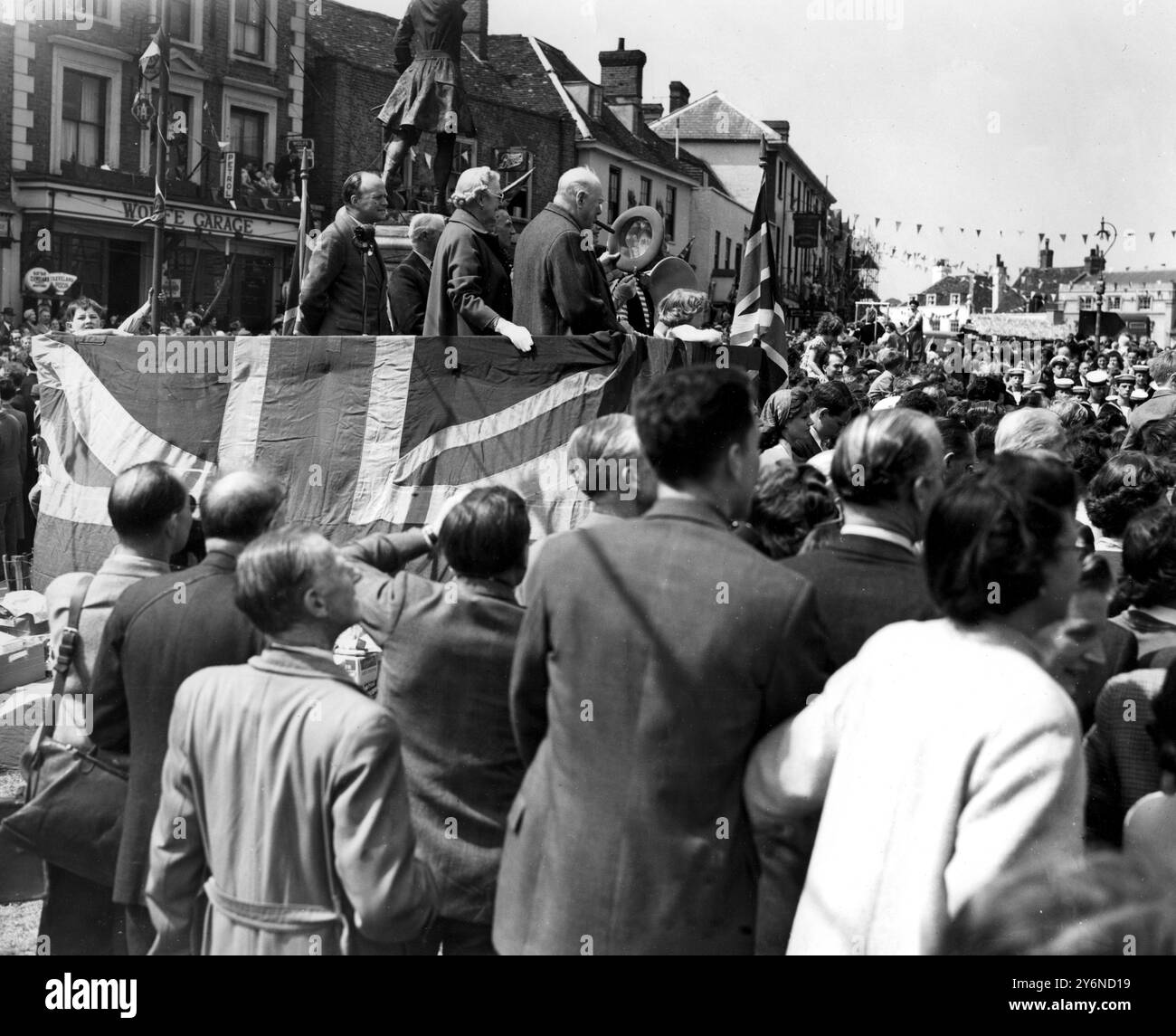 Sir Winston Churchill bei einem Karneval in Westerham Kent Churchill, Winston Leonard Spencer, Sir britischer Historiker, Redner und Politiker Stockfoto