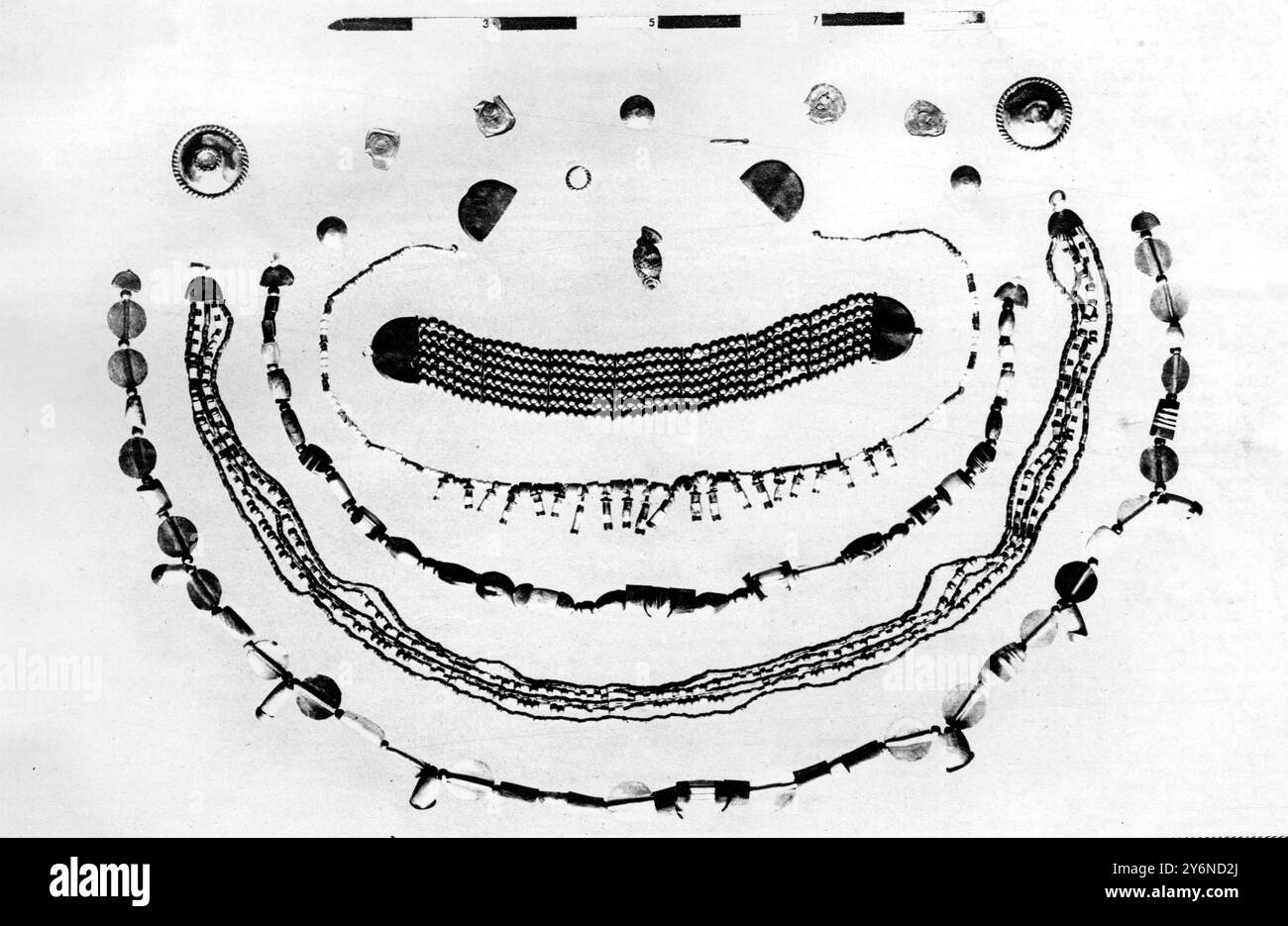 Die Kunst Indiens um 3000 v. Chr. prähistorische „Indus“-Kultur. Ein bemerkenswerter Horde von antiken indischen Ornamenten, die etwa 5000 Jahre alt sind und die einem heutigen Juwelier Ehre erweisen würden, gefunden in mohenjo-Daro, wo "die Ornamente der Reichen aus Silber und Gold oder Kupfer mit Gold überzogen waren, aus blauer Falenz, Elfenbein, Karneol, Jadeite, und mehrfarbige Steine verschiedener Art. 14. Januar 1928 Stockfoto
