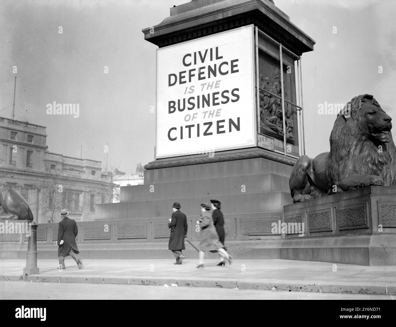 Kriegskrise, 1939. Poster zur Vorbeugung gegen Luftangriffe auf dem Trafalgar Square. 30. März 1939 Stockfoto