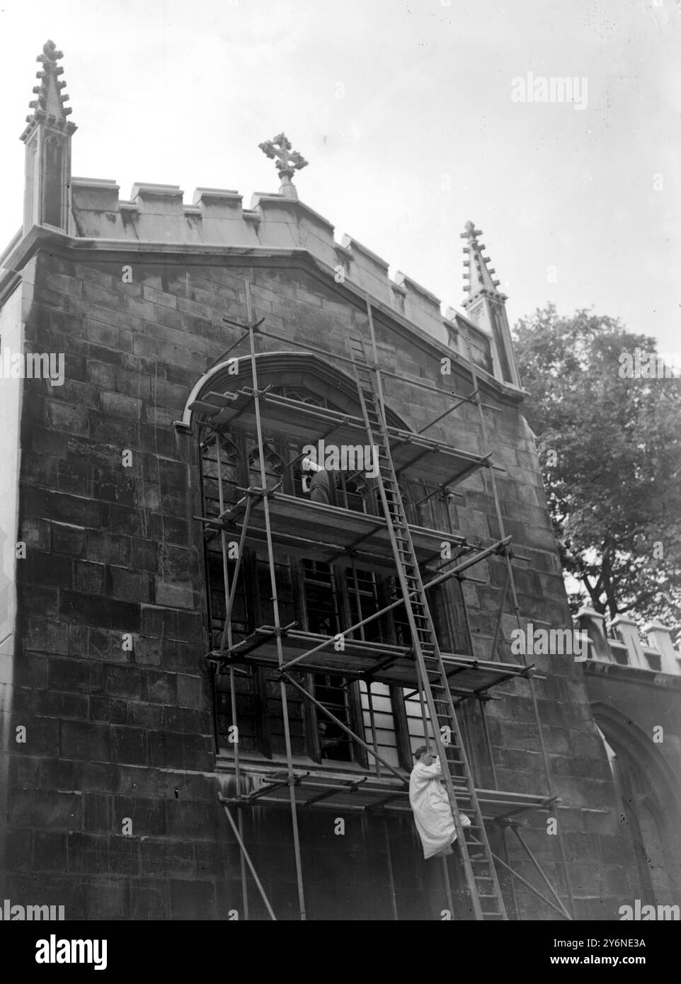 Kriegskrise, 1939. Luftangriffe schützen die Fenster von St. Margret's, Westminster. 30. August 1939 Stockfoto
