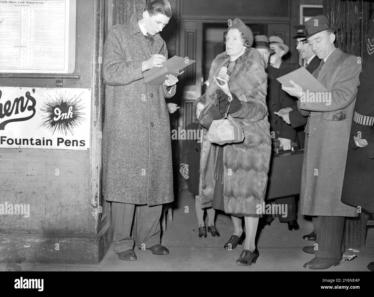 Kriegskrise, 1939. Luftangriff-Vorkehrungen Evakuierung von Zivilbeamten. Einige von denen, die Euston nach Llandudno verließen. 23. Februar 1940 Stockfoto