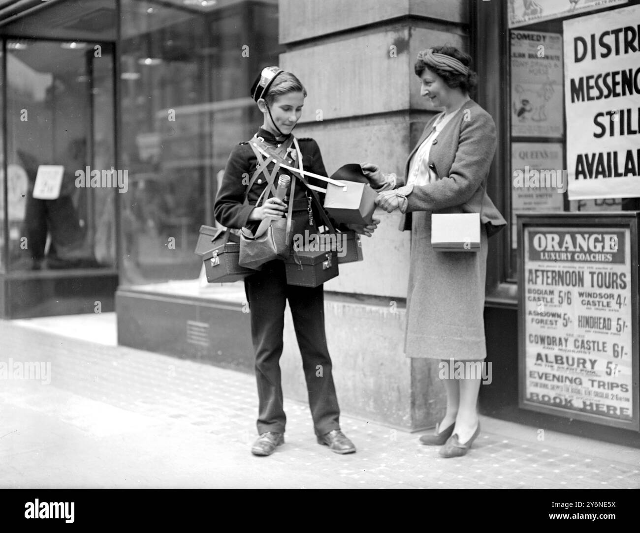 Kriegskrise, 1939. Luftangriff-Vorkehrungen Bezirksbote mit Gasmasken und Koffern. 13. September 1939 Stockfoto