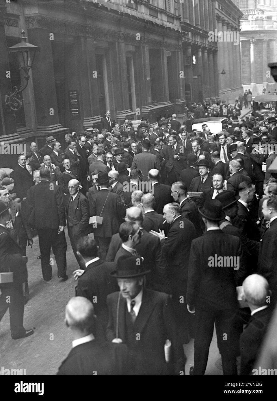 Kriegskrise, 1939. Die Szene vor der Börse. 5. September 1939 Stockfoto