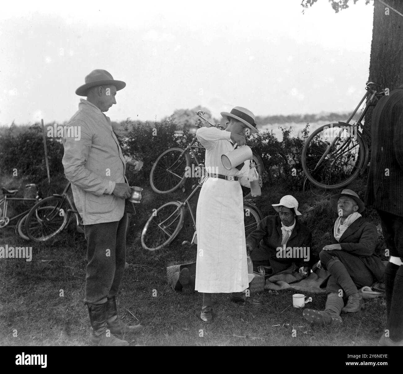 Erntemaschinen campen in Weasenham, Norfolk, wo Schulmeister und Geistliche bei der Ernte helfen. Organisiert von Pfarrer Gough McCormick Vikar vom St. Michael's Chester Square. Stockfoto