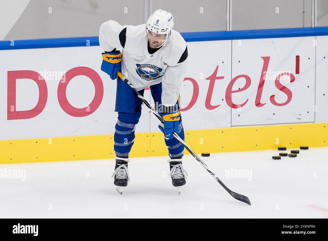 München, Deutschland. September 2024. Dennis Gilbert (Buffalo Sabres, Nr. 8) laechelnd/lachend. GER, Buffalo Sabres, Eishockey, Trainingssession vor dem Grand Opening des SAP Garden, 26.09.2024. Foto: Eibner-Pressefoto/Franz feiner Credit: dpa/Alamy Live News Stockfoto