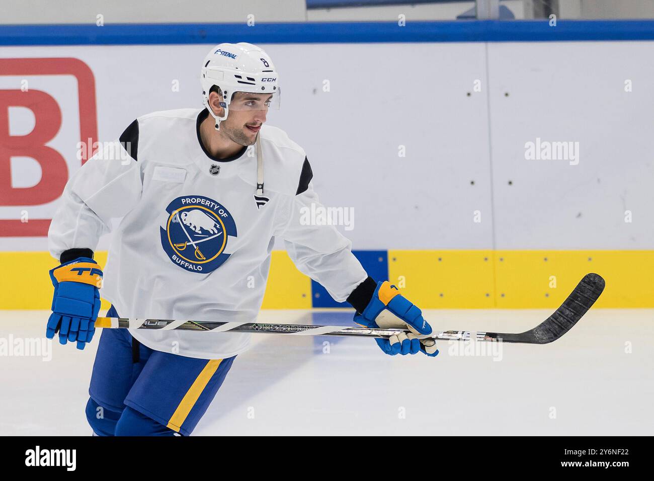 München, Deutschland. September 2024. Dennis Gilbert (Buffalo Sabres, Nr. 8). GER, Buffalo Sabres, Eishockey, Trainingssession vor dem Grand Opening des SAP Garden, 26.09.2024. Foto: Eibner-Pressefoto/Franz feiner Credit: dpa/Alamy Live News Stockfoto
