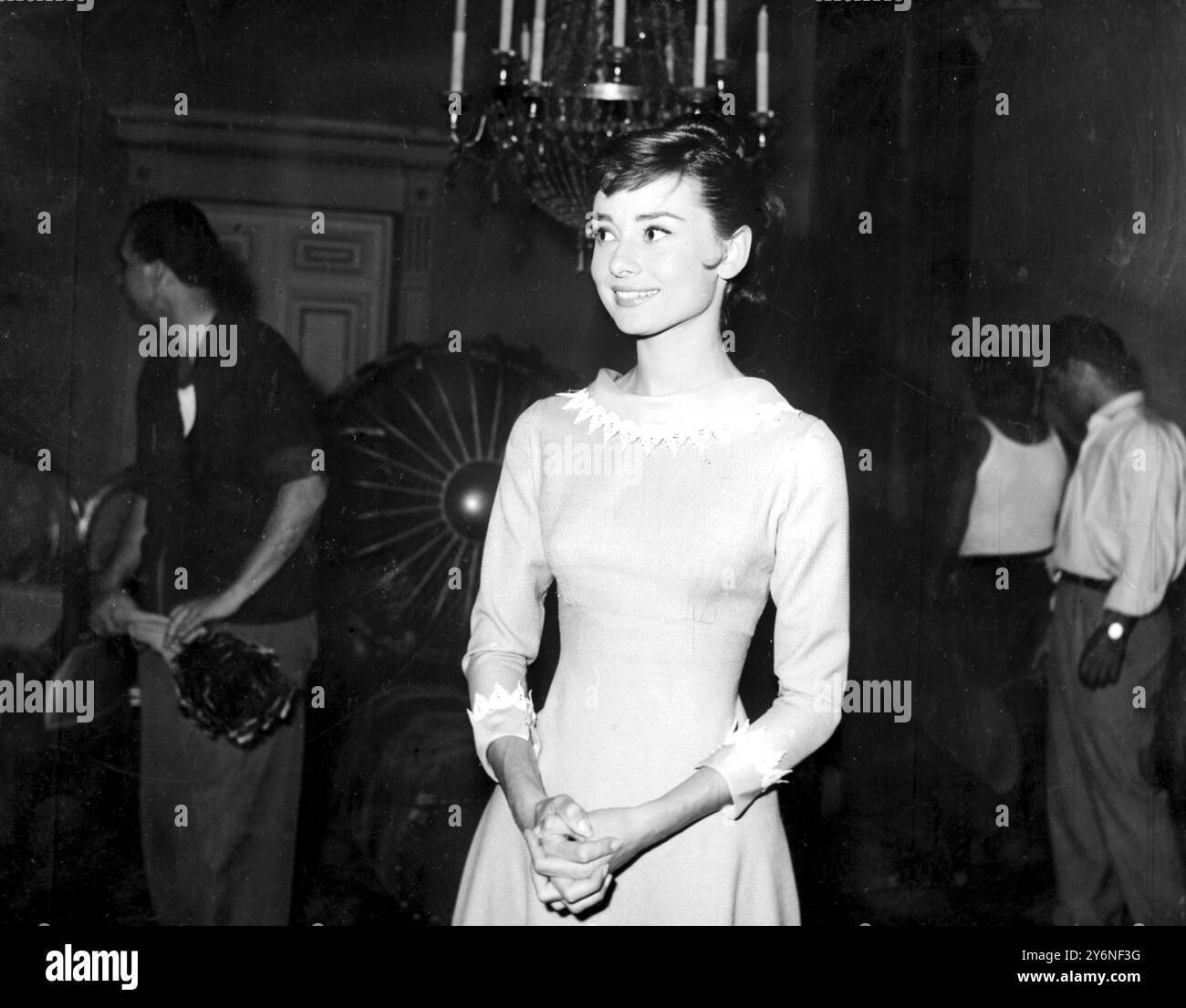 Rom: Audrey Hepburn, die die Rolle der Natasha spielt, in Tolstorys „Krieg und Frieden“. April 1955 Stockfoto