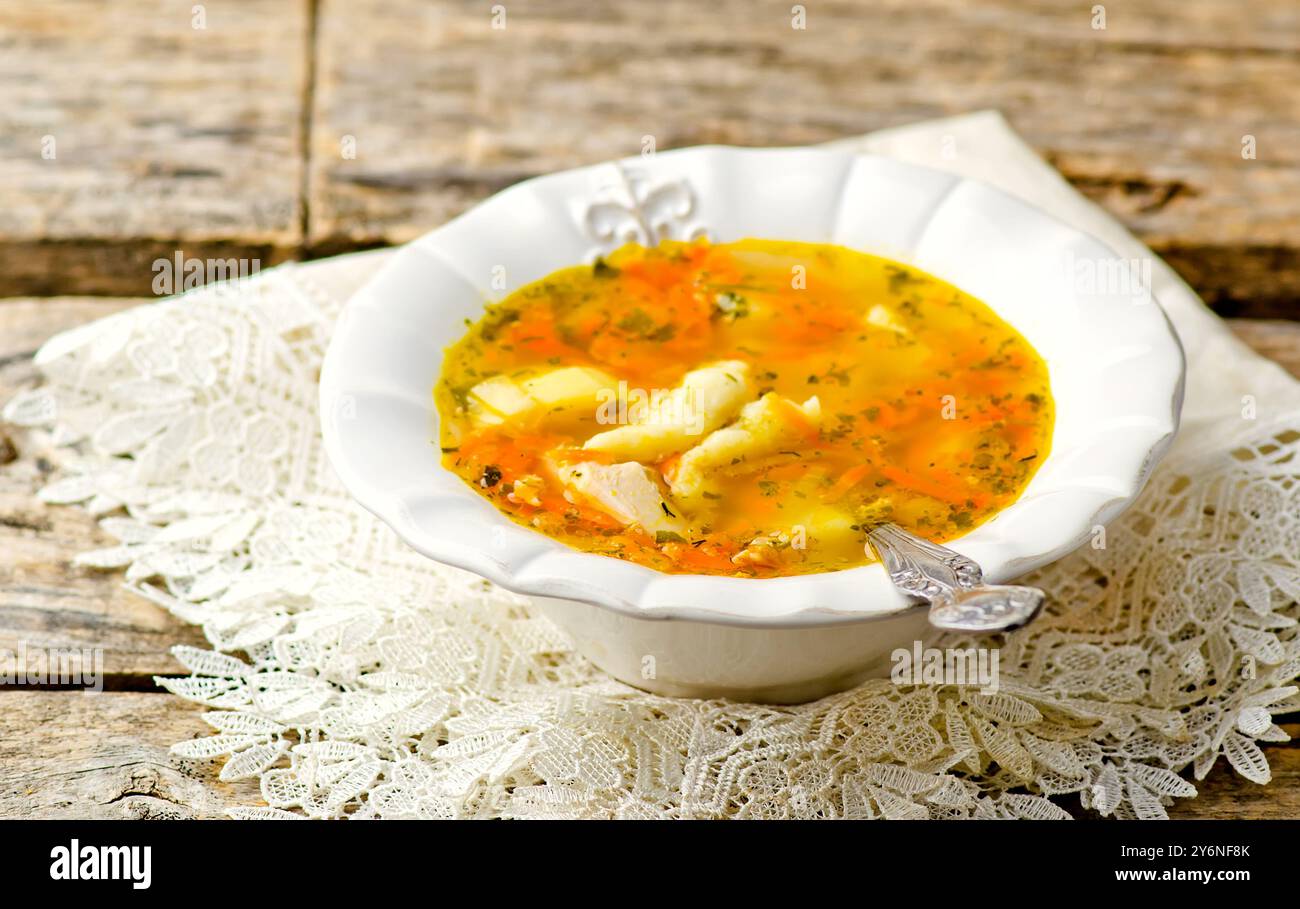 Hähnchensuppe mit Knödeln in einer weißen Schüssel auf einem Holztisch. Rustikaler Stil. Selektiver Fokus Stockfoto