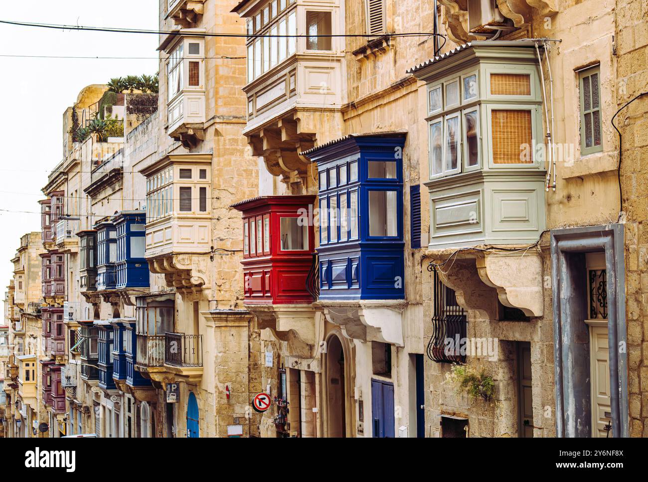 Wunderschöne Altstadt in Malta, Valletta mit traditionellen bunten hölzernen Balkonen, die Gallarija genannt werden. Stockfoto