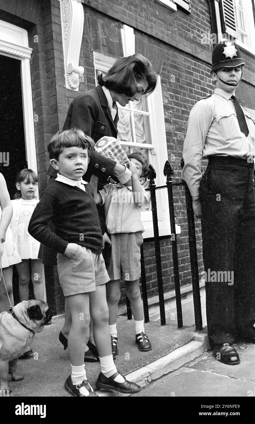 London: In der Hoffnung auf eine Gelegenheit, die Vögel im London Park zu füttern ... Meister John Kennedy, 4 Jahre alt. Mit dem ganzen Brotbrot auf dem Kopf machte er sich mit Mutter, Mrs. Jacqueline Kennedy, der Witwe des verstorbenen Präsidenten der Vereinigten Staaten, und Master Anthony Radziwill, seinem Cousin, auf eine kurze Besichtigungstour mit einem Besuch des Buckingham Palace. Mai 1965 Stockfoto