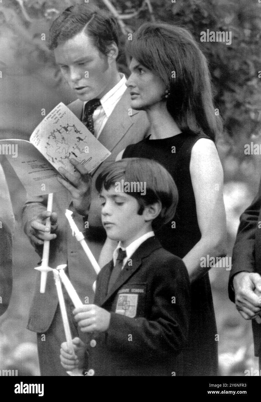 Frau Jacqueline Kennedy Onassis und ihr Sohn John Kennedy Junior nehmen am 6. Juni 1969 an einer Gedenkmesse für den letzten Robert F. Kennedy Teil Stockfoto