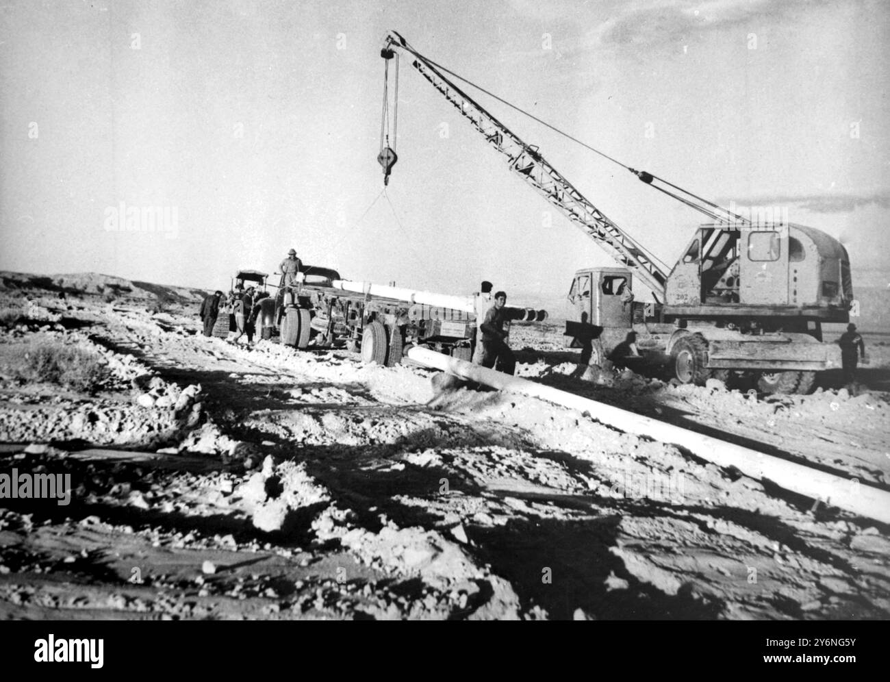 Israel: Die Arbeiten an der israelischen Ölleitung, die zwischen Eilat und Beer Sheba verlegt wird, schreiten schnell voran; die Baumannschaft Hace erreichte einen Punkt 50 Kilometer südlich von Beer Sheba. Das 8-Zoll-Rohr wird selbst den größten Ölbedarf Israels kaum decken, aber es wurde vorgeschlagen, eine 30-Zoll-Rohrleitung zu verlegen. Die französische Regierung kündigte kürzlich an, dass Frankreich Israel beim Bau einer Ölrohrleitung von Eilat nach Haifa unterstützen wird und dass die Arbeiten in Kürze beginnen werden. 15. Januar 1957 Stockfoto