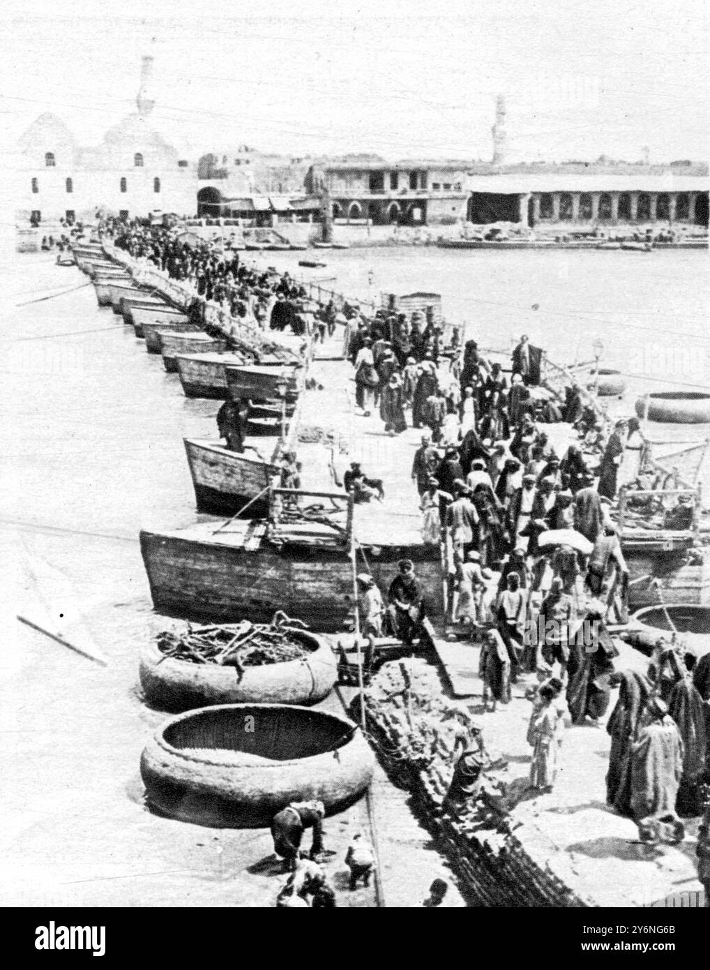 Der Fall Bagdads: Die Berühmte Stadt Ist Jetzt In Britischer Hand. Mit ein paar Kufas runden, flachen Booten im Wasser: Der Ponton. Brücke über den Tigris in Bagdad. 17. März 1917 Stockfoto