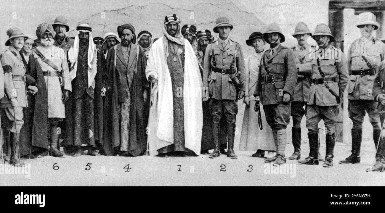 Die Wiederauferstehung Arabiens: Eine Anglo-Arabische Versammlung. Große arabische Herrscher besuchen die Briten in Basra: (Von links nach rechts, beginnend mit der Figur von links vorne) der Ministerpräsident des Schaikh von Mohammarah: Der Schaikh von Koweyt: Der Schaikh von Mohammarah: IBN Saud: Sir Percy Cox: Und Miss Bell. 31. März 1917 Stockfoto