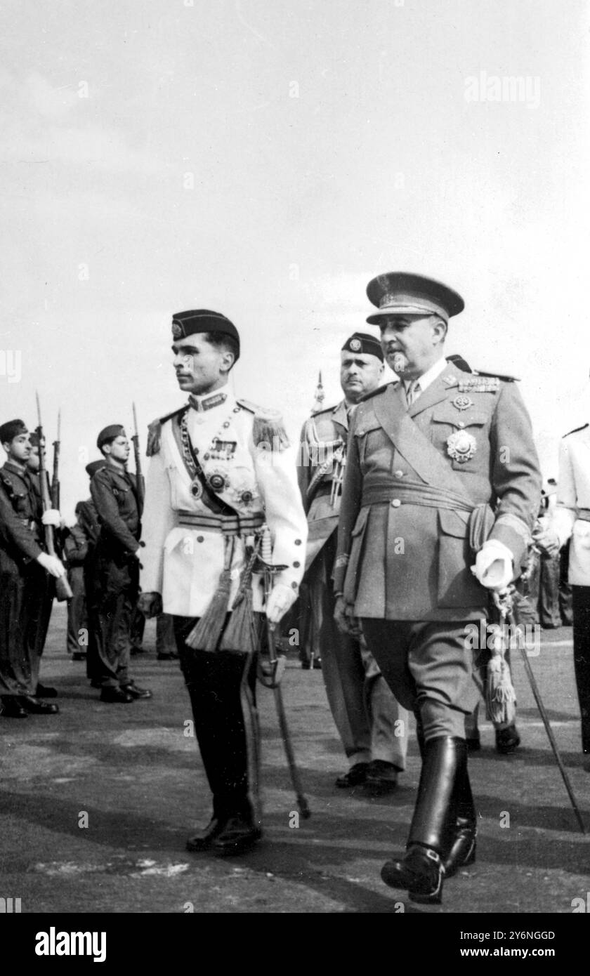 Madrid: König Hussein von Jordon, bei einem zehntägigen Besuch in Spanien mit seiner Frau, Königin Dina, und dem spanischen Staatschef, General Franco, überprüfte eine Ehrengarde bei der Ankunft des Königs am Flughafen Barajas. 8. Juni 1955 Stockfoto