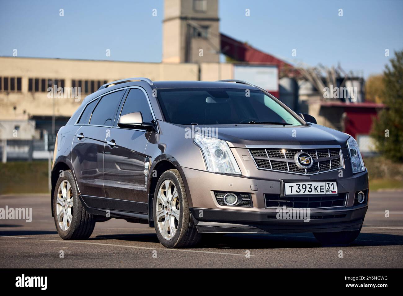 Minsk, Weißrussland - 18. September 2024: Luxus-Crossover der zweiten Generation mittelgroßer SUV Cadillac SRX 4 II parkt über urbanem Hintergrund. Stockfoto