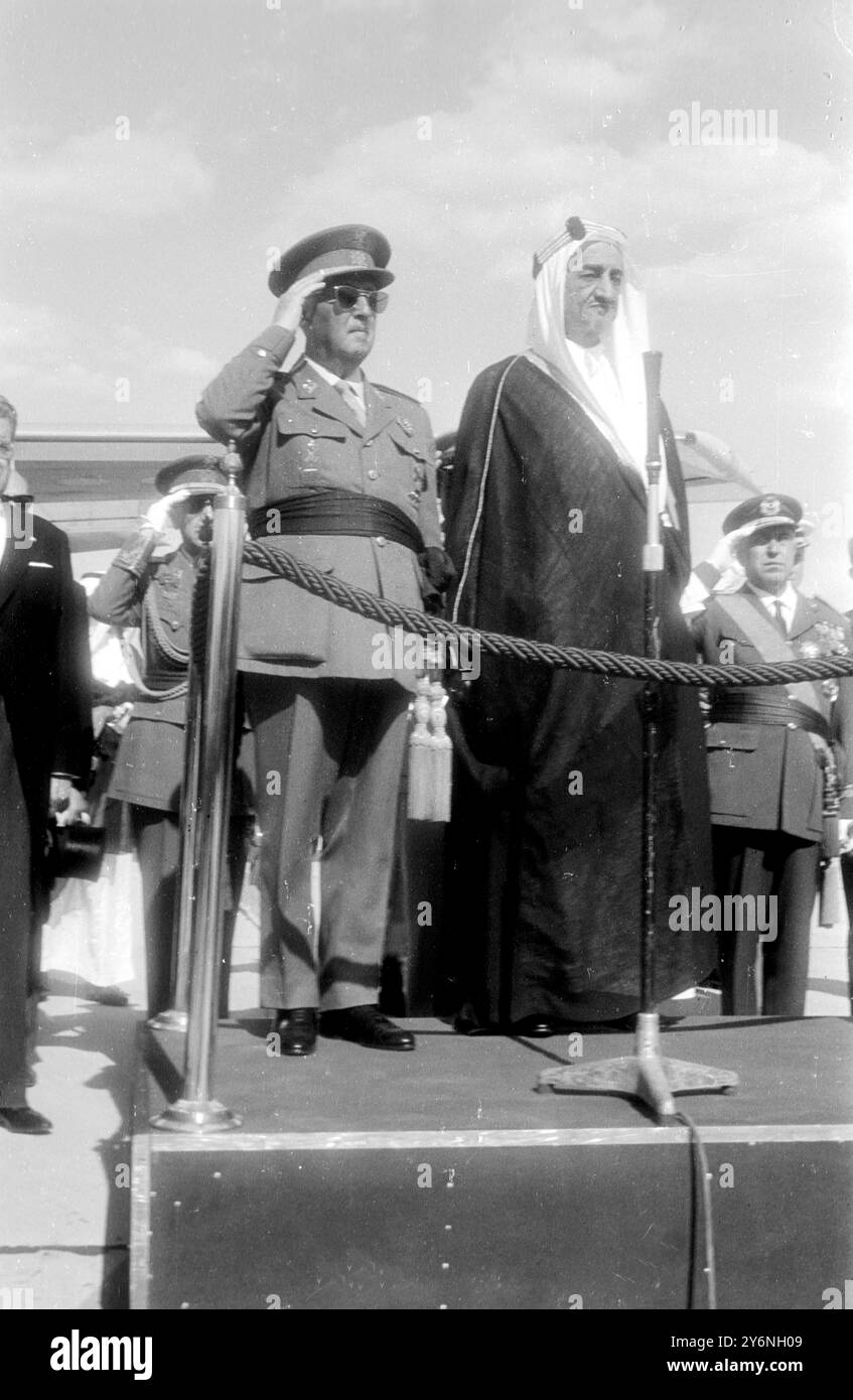 Madrid, Spanien: König Faisal Ibn Abdel Aziz von Saudi-Arabien wird mit dem spanischen Präsidenten General Francisco Franco fotografiert, als der erste am 15. juni zu einem Besuch in Spanien ankam. Der König wird dargestellt, als der General den Gruß einer Ehrenwache am Flughafen Barrajas zurückgibt. 17. Juni 1966 Stockfoto