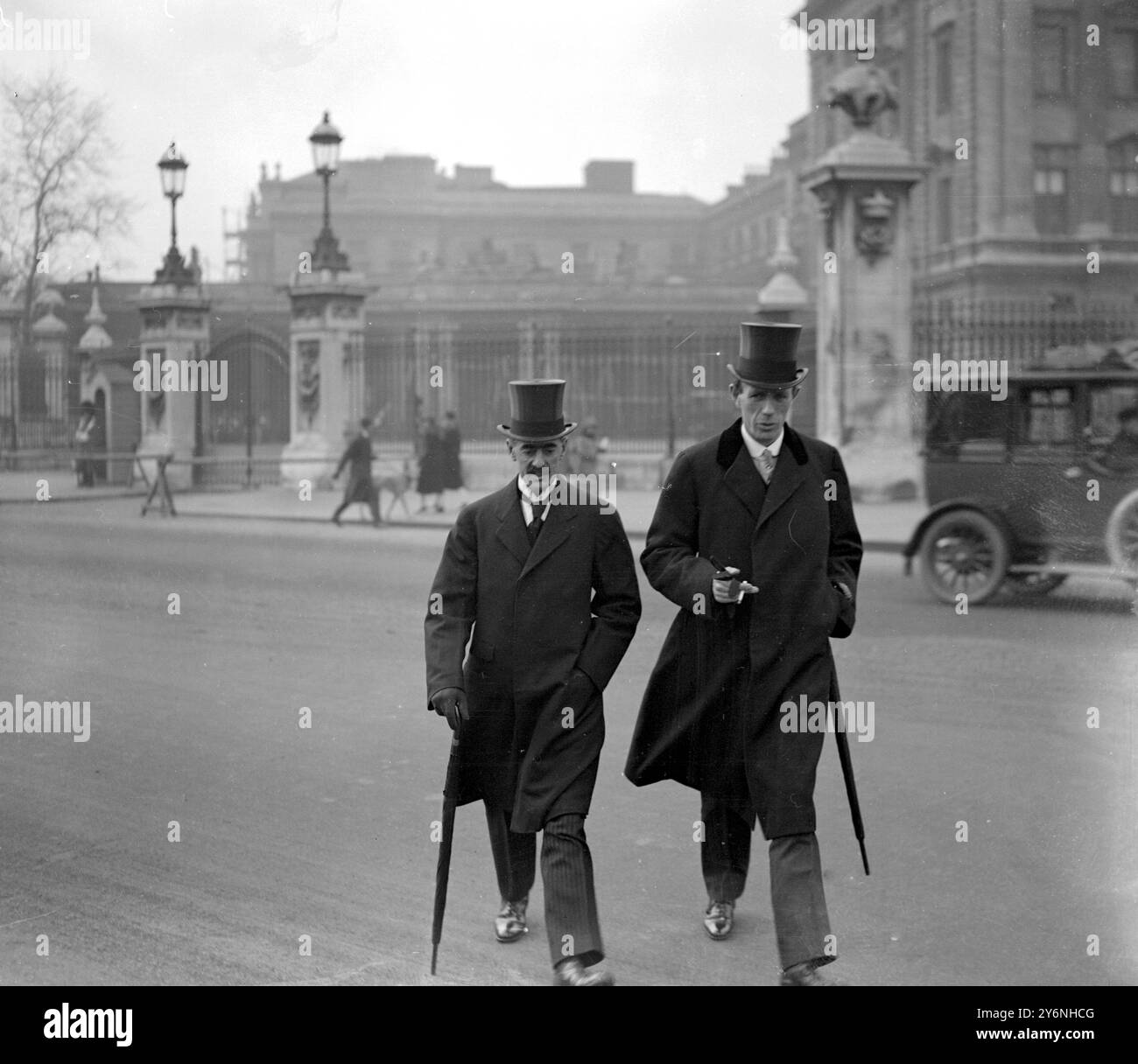 Alte und neue Minister im Palast. Neville Chamberlain und Hon E.F. Wood Chamberlain, [Arthur] Neville britischer konservativer Politiker; Lord Bürgermeister von Birmingham 1915-1916; britischer Gesundheitssekretär 1923, 1924-1929; britischer Finanzkanzler 1923-1924, 1931-1937; britischer Premierminister 1937-1940; Unterzeichnung des Münchner Pakts 1938; Anerkennung des Regimes Francisco Francos in Spanien 1939; Einberufung in Friedenszeiten 1939; erklärte Deutschland den Krieg nach der deutschen Invasion Polens 1939; Rücktritt als Premierminister zurück, nachdem er das Vertrauen im Unterhaus verloren hatte; notorische Stimme für das Unterhaus verloren Stockfoto