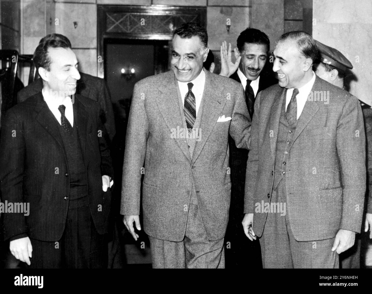 Kairo, Vereinigte Arabische Republik: Der syrische Premier Salah El Bitar (rechts) geht mit dem Präsidenten der UdSSR Abdel Nasser (Mitte) zu seiner Ankunft zur Gipfelkonferenz mit Nasser über die vorgeschlagene Föderation, die Syrien, den Irak und die UAR verbindet. Walking Left ist Michel Aflack Mitbegründer der regierenden syrischen Baath-Partei (Renaissance) mit Bitar. Der ägyptische Stabschef, Feldmarschall Abdel Hakimamer, wird im Hintergrund gesehen. 19. März 1963 Stockfoto