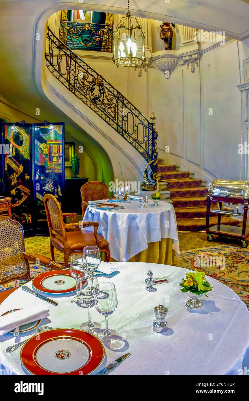 PARIS, Frankreich - französisches Restaurant mit Haute-Cuisine, « Taillevent, Tischeinstellungen Dekor, Inneneinrichtung, Esszimmer. Luxuriöses Essen, exklusive Reisen Stockfoto