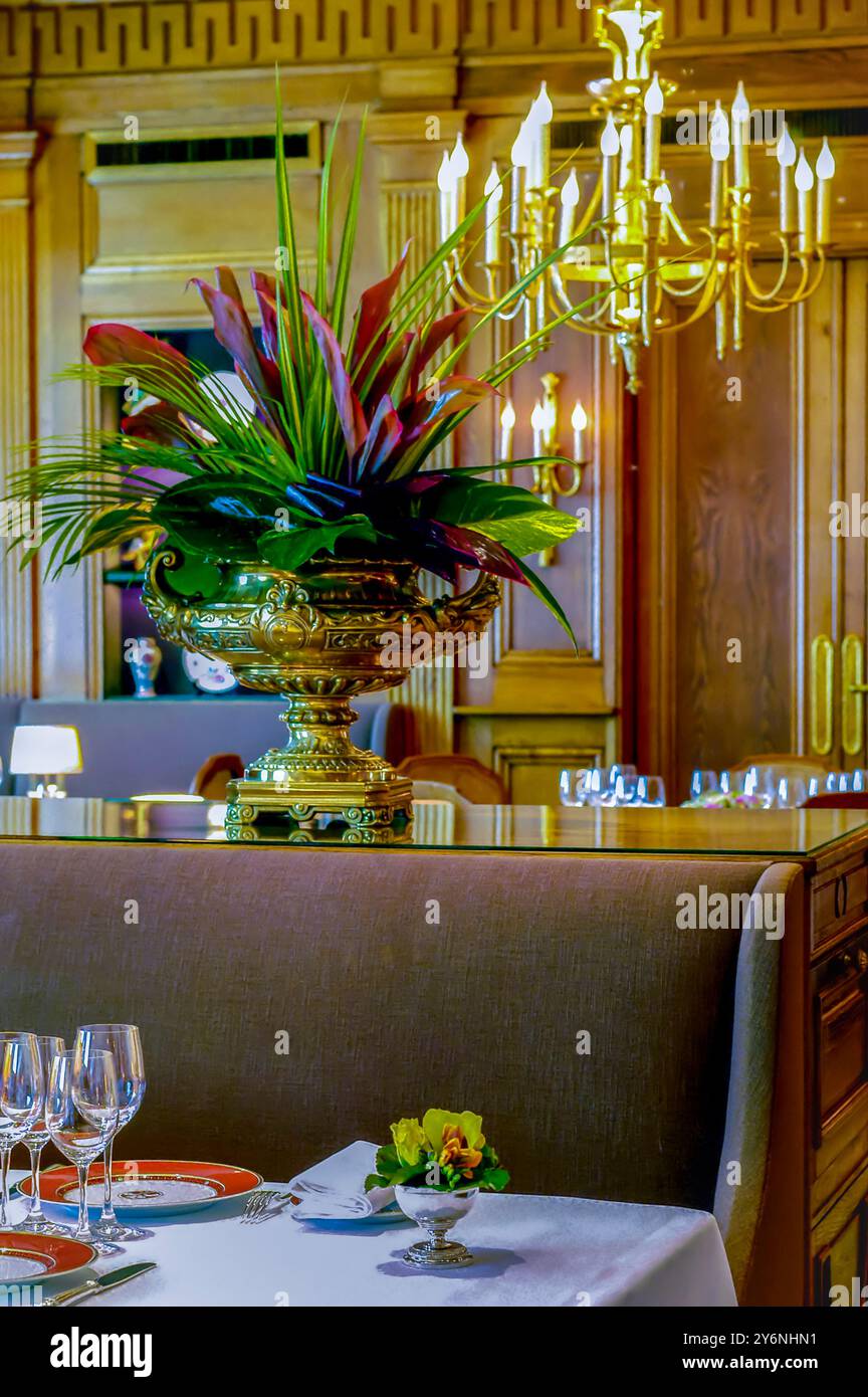 PARIS, Frankreich - französisches Restaurant mit Haute-Cuisine, « Taillevent, Tischeinstellungen Dekor, Inneneinrichtung, Esszimmer. Luxuriöses Essen, Luxus Business Class Stockfoto