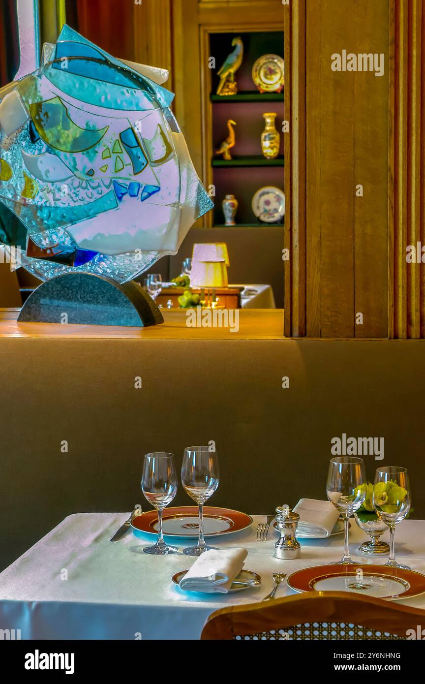 PARIS, Frankreich - französisches Restaurant mit Haute-Cuisine, « Taillevent, Tischeinstellungen Dekor, Inneneinrichtung, Esszimmer. Exklusive Reisen Stockfoto