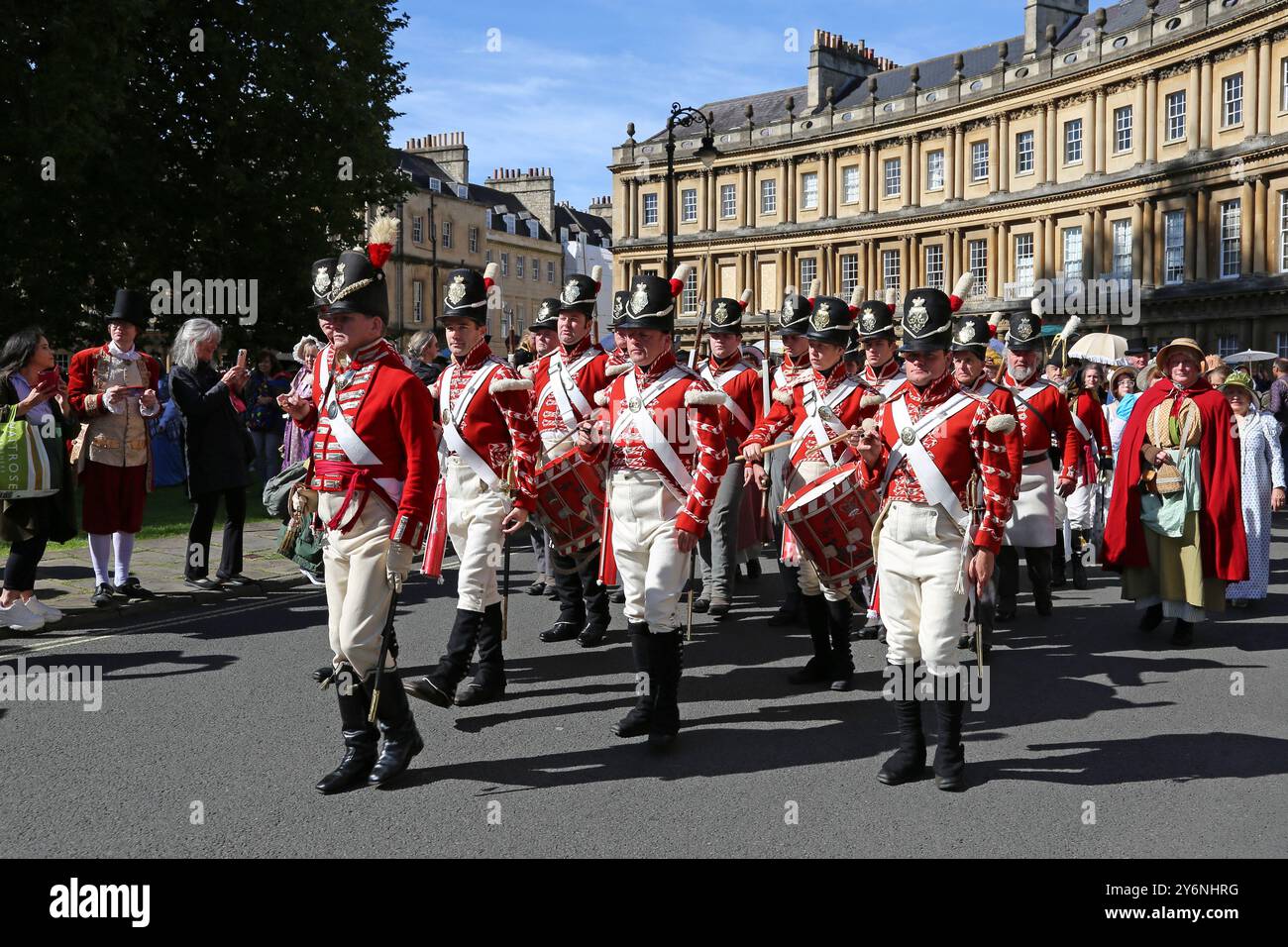 33. Regiment of Foot, Grand Regency kostümierte Promenade, The Circus, Jane Austen Festival 2024, Bath, Somerset, England, Großbritannien, Großbritannien, Europa Stockfoto