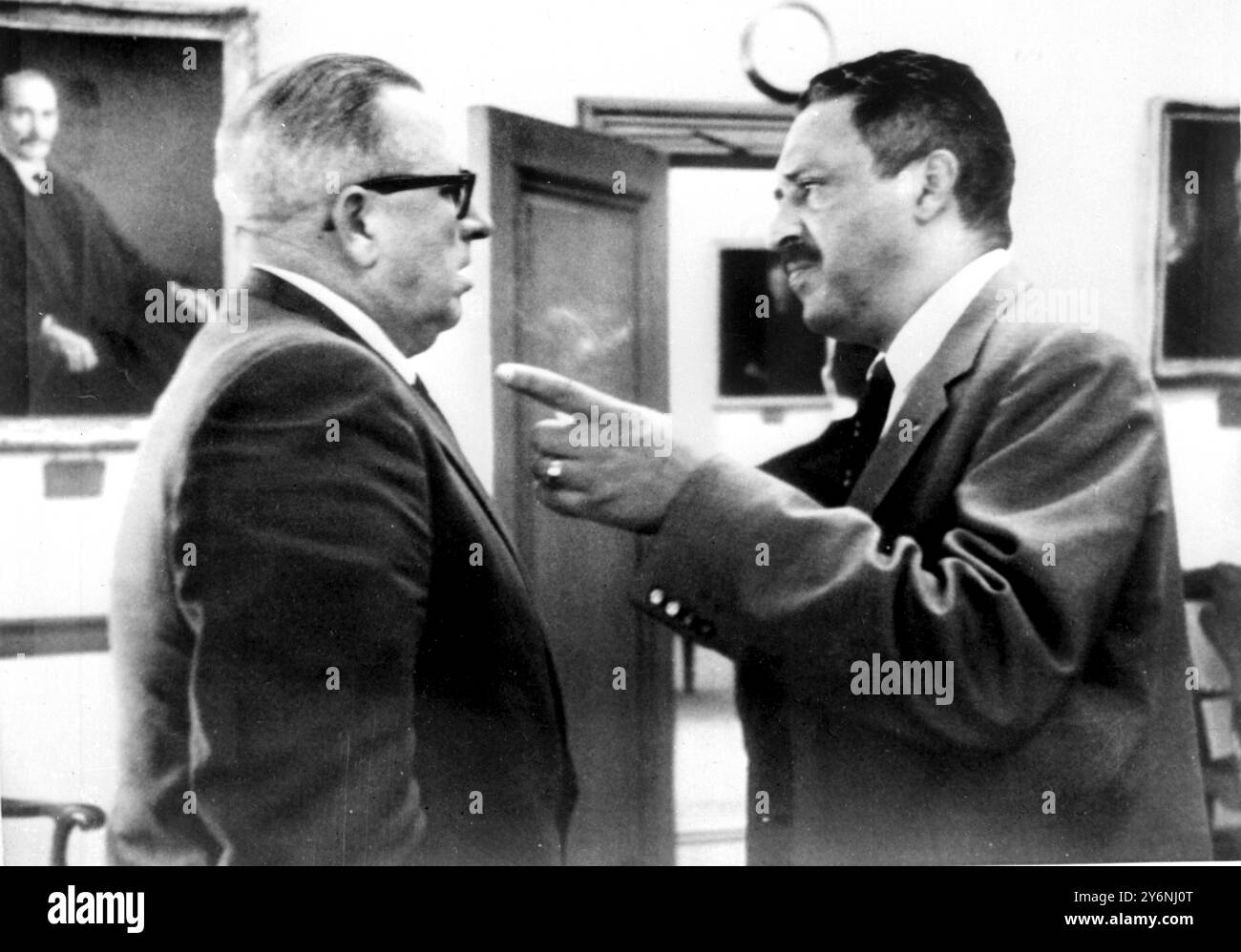 Washingfton, D.C.: Thurgood Marshall (rechts), Chief Counsel der National Association for the Advancement of Colour People, kommentiert in einem wütenden Gespräch mit Virgil Blossom, Superintendent der Little Rock School. August 1958 Stockfoto