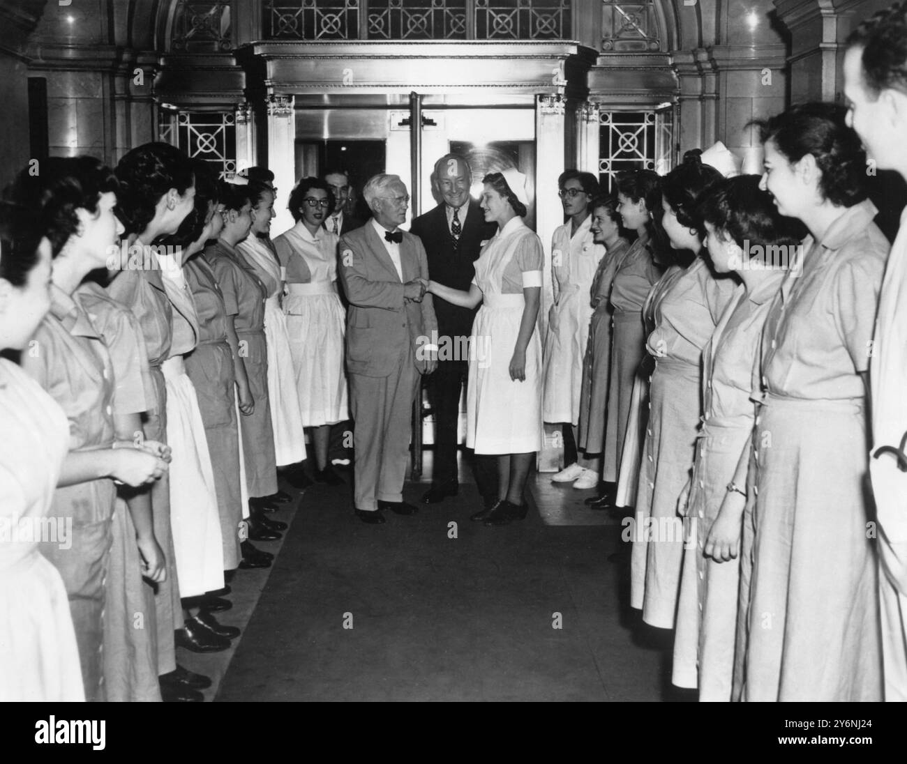 Penicillin-entdecker Sir Alexander Fleming besucht New York Hospital Juli 1949 Fleming, Alexander, Sir schottischer Bakteriologe; entdeckt Penicillin 1928; Nobelpreis für Medizin 1945  1881-1955 Stockfoto