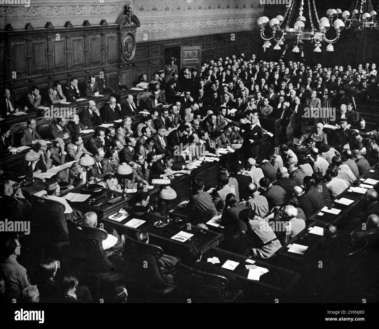 Der Prozess gegen Marschall Petain, Ansichten des überfüllten Gerichtssaals im Palais de Justice in Paris während der Eröffnungsphase des Prozesses gegen Marschall Petain. Der alte Marschall sitzt rechts von und hinter M. Paul Reynaud, der auf seinen Füßen steht, und gibt Gesten, als er Petain des Verrats am 23. Juli 1945 beschuldigt. ©2004 Topfoto Stockfoto