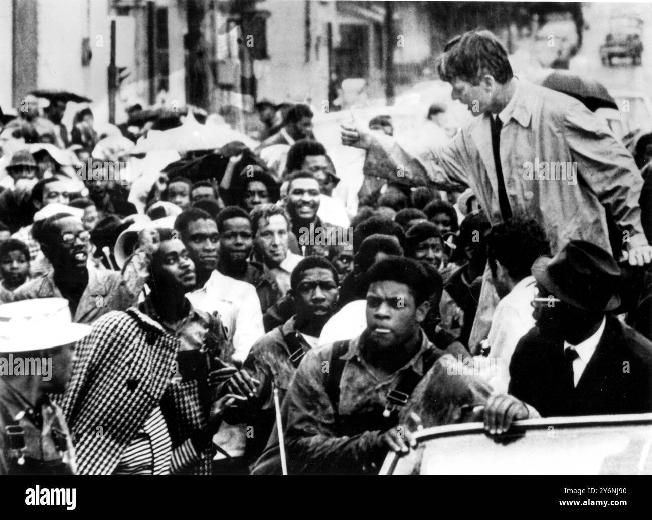 Omaha, Nebraska, trotz eines Regenschusses, kämpft Senator Robert Kennedy in einem offenen Auto auf der Nordseite von Omaha. Die Menge jubelte, als er sagte: „Gesetzlosigkeit, Gewalt und Unruhen machen in Omaha oder anderswo in Amerika keinen Sinn“, 14. Mai 1968 Kennedy, Robert Francis (Bobby, RFK) US-Anwalt und demokratischer Politiker; US-Generalstaatsanwalt 1961-1965; Senator aus New York 1965-1968; Kandidat für die Präsidentschaftskandidatur der Demokratischen Partei 1968; ermordet; Bruder von John F. Kennedy und Ted Kennedy  1925-1968 Stockfoto
