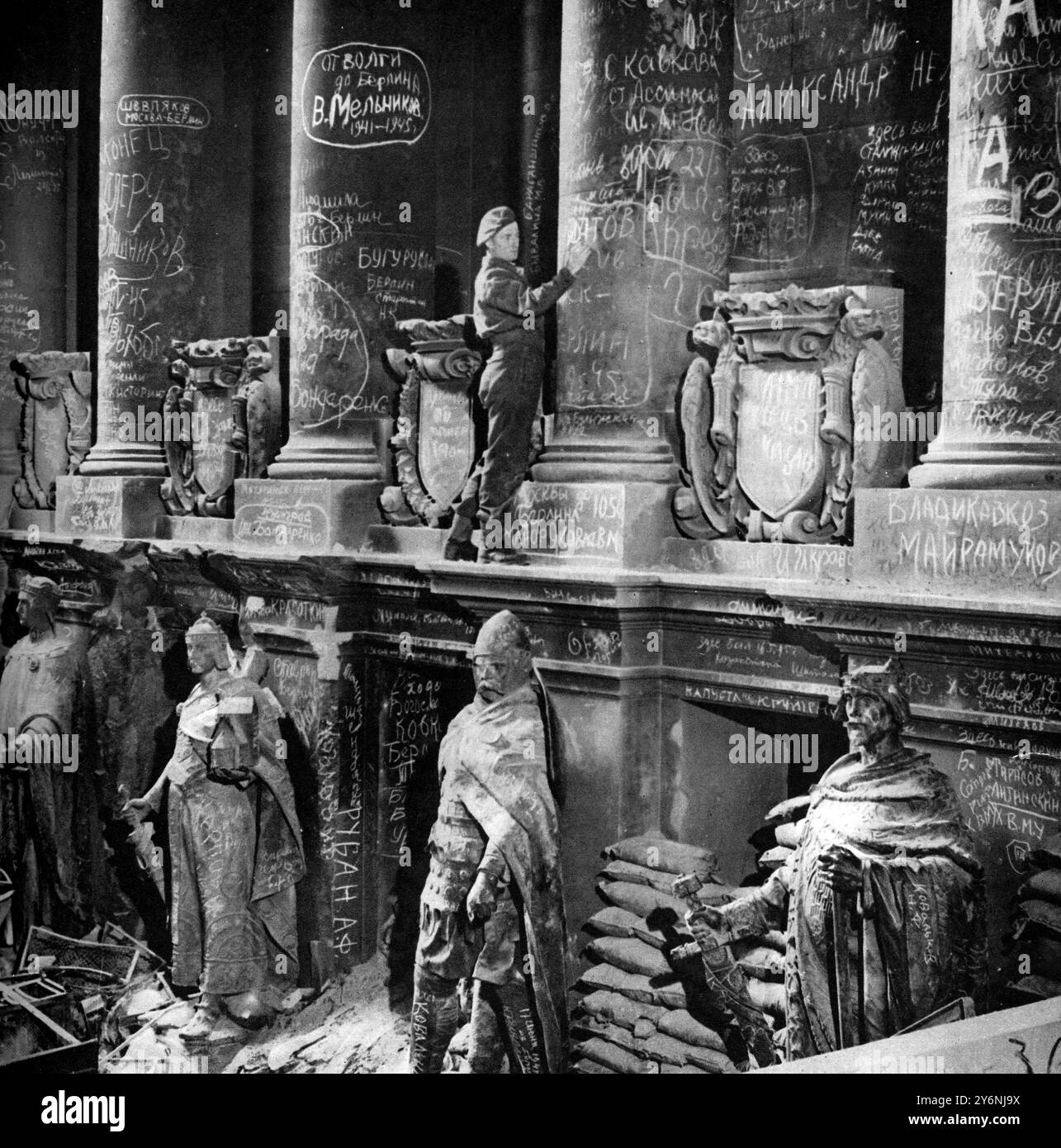 Stolz, der gefallen ist: Die Ruinen des Reichstagsinneren nach seiner Besetzung durch die Russen Berlin Juli 1945 ©2004 Topfoto Stockfoto