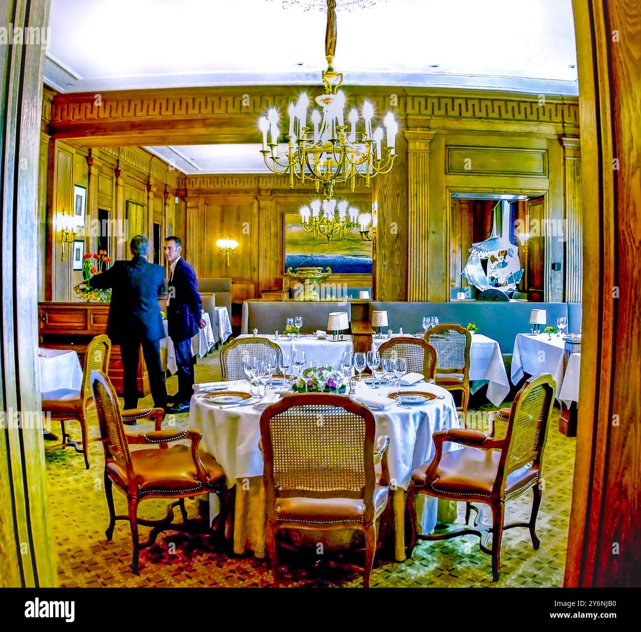PARIS, Frankreich, Haute Cuisine französisches Restaurant, Taillevent, Innendesign, Esszimmer. Luxuriöses Essen, Männer arbeiten Exklusive Reise Luxus Stockfoto