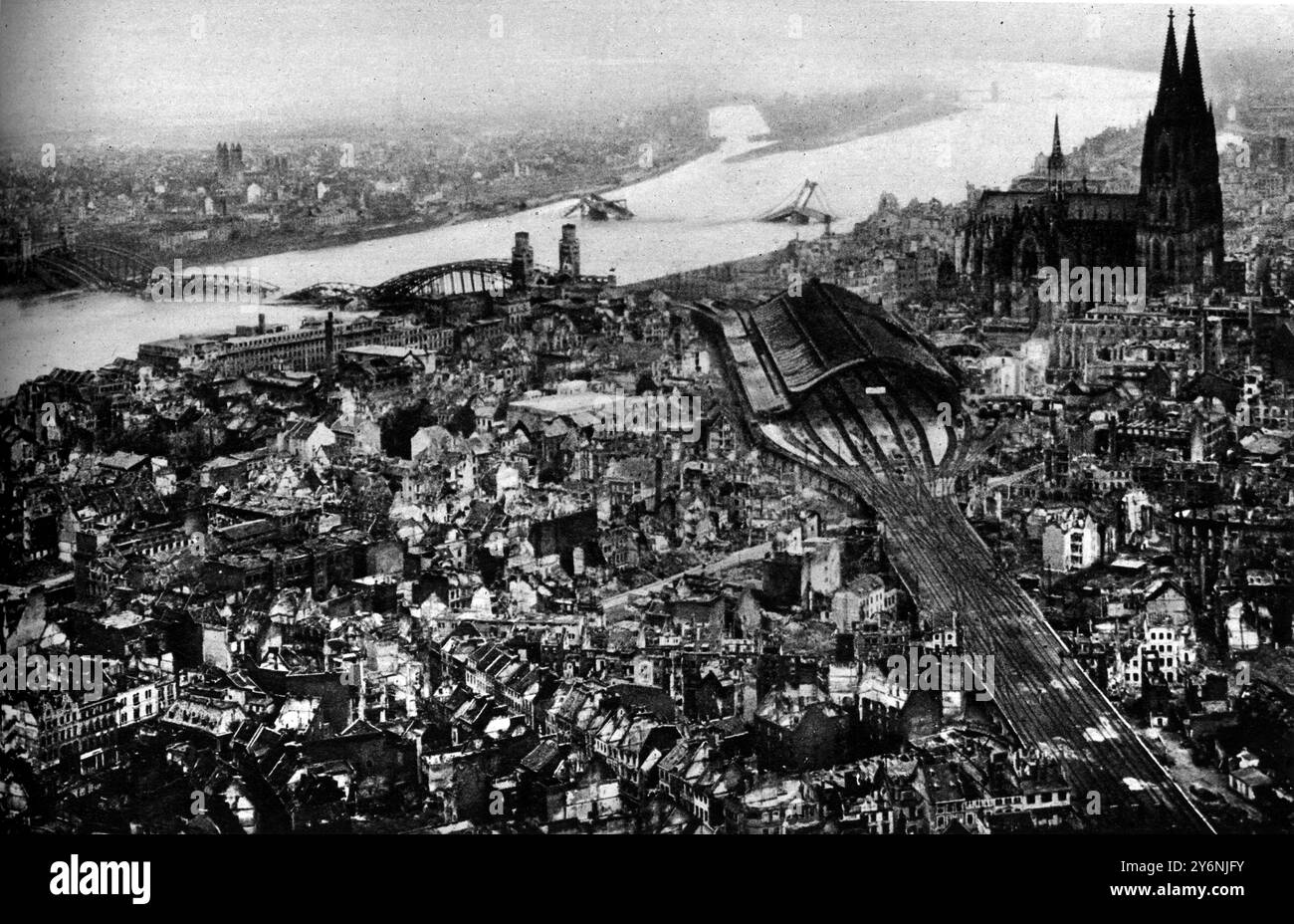 Im eroberten Köln, das verwüstete Gebiet um den Dom, ein Blick auf den Kölner Hauptbahnhof und die drei berühmten Brücken, die teilweise im Rheinwasser versunken sind ©2004 Topfoto Stockfoto