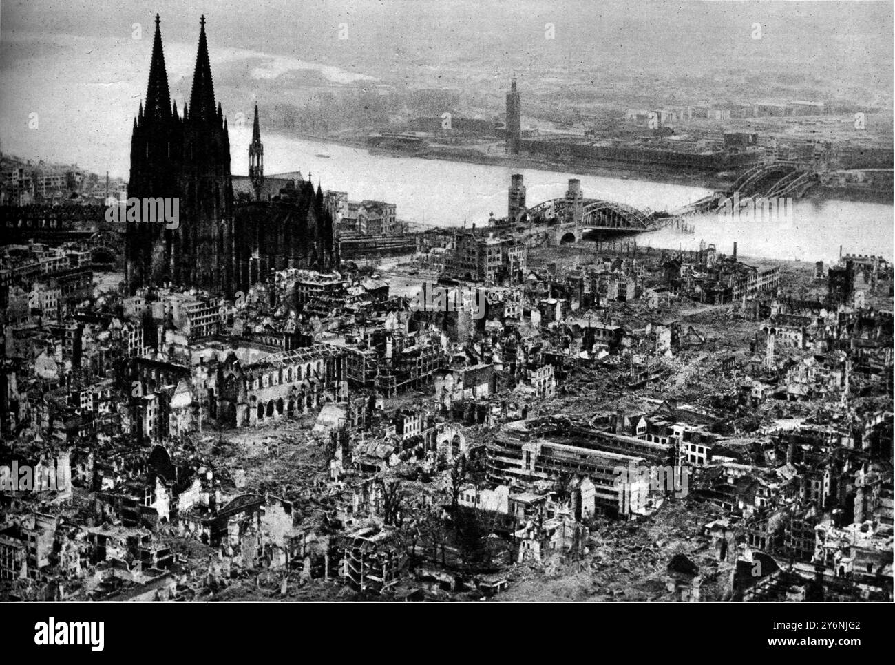 Im eroberten Köln, dem verwüsteten Gebiet um den Dom, ist eine dramatische Illustration der Verwüstung in Köln, der viertgrößten Stadt des Reiches. Die Struktur des Doms ist nahezu unbeschädigt. März 1945 ©2004 Topfoto Stockfoto