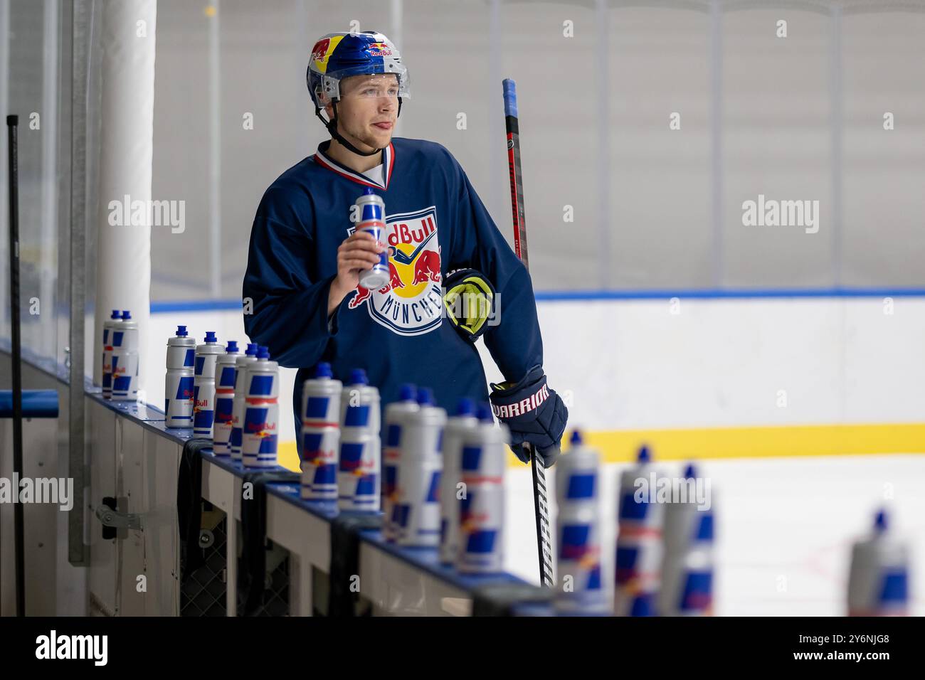 Sten Fischer (EHC Red Bull München, #47) holt sich eine Erfrischung. GER, EHC Red Bull München, Eishockey, Trainingssession vor dem Grand Opening des SAP Garden, 26.09.2024. Foto: Eibner-Pressefoto/Franz Feiner Stockfoto