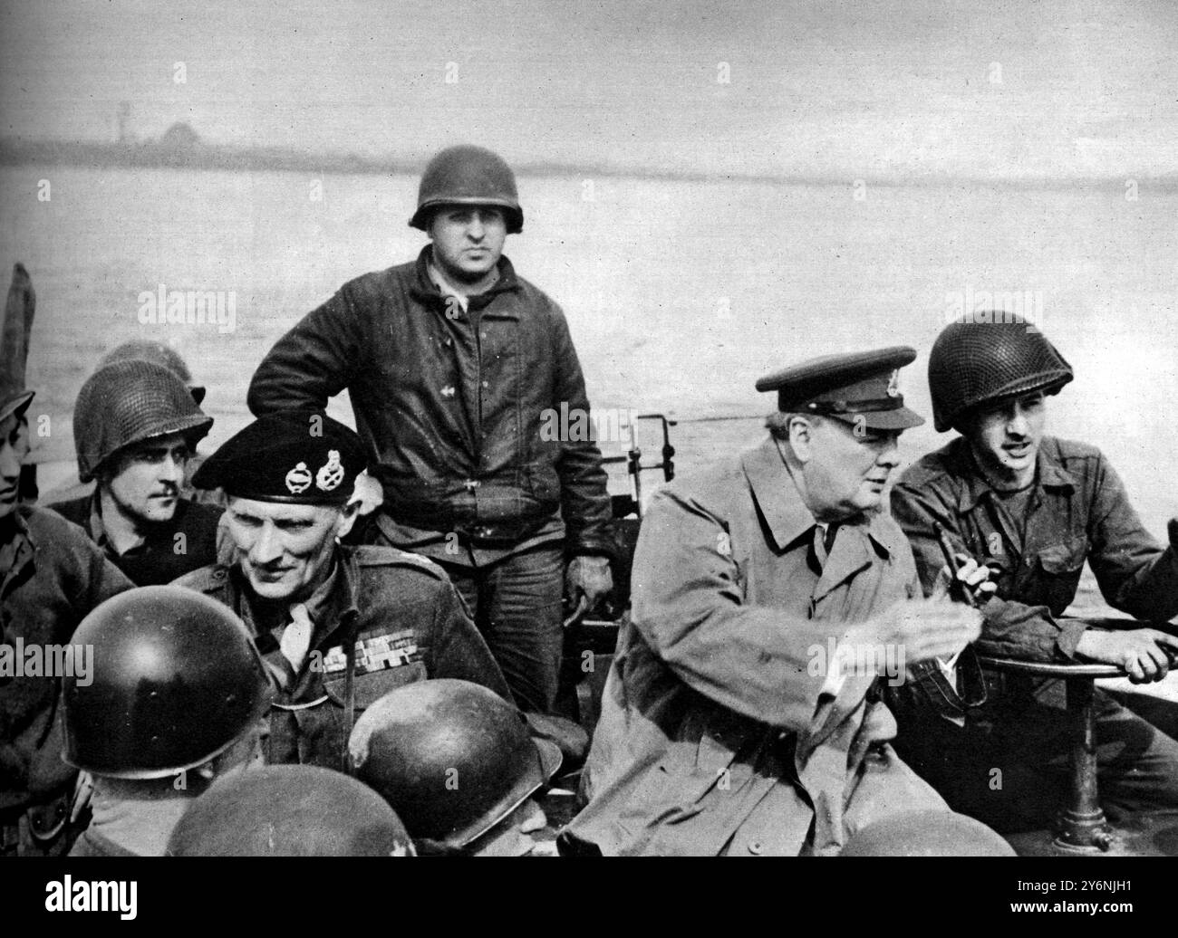 Der Premierminister Winston Churchill mit Feldmarschall Montgomery und General Simpson überquerte den Rhein in einem amerikanischen LCVP ©2004 Topfoto Churchill, Winston Leonard Spencer, Sir britischer Historiker, Redner und Politiker; Stockfoto