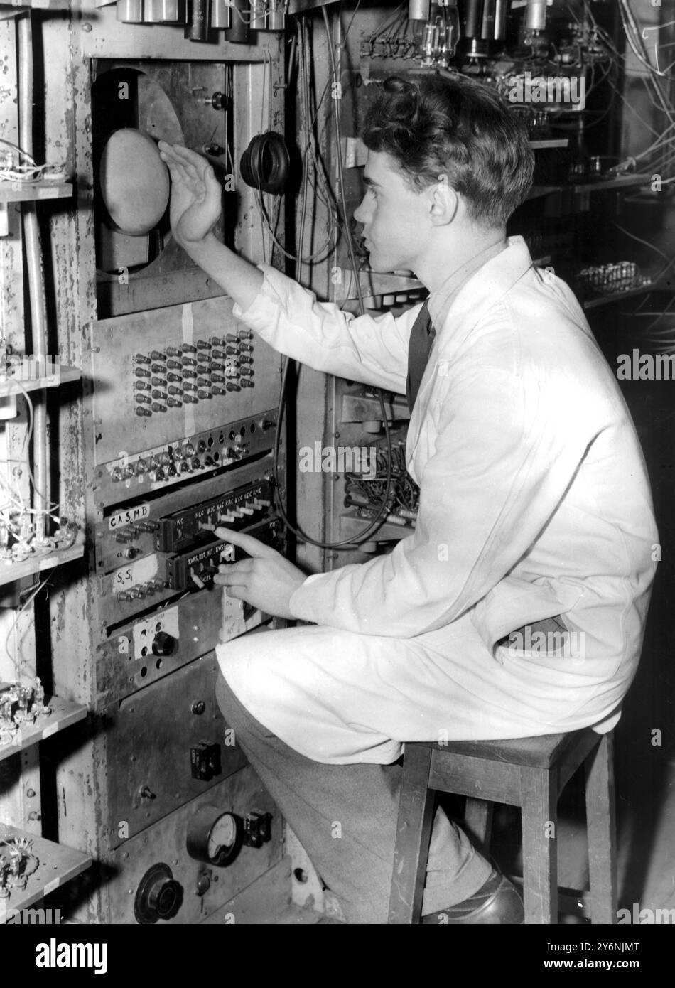 In den Elektrotechniklaboren der Universität Manchester wurde ein komplizierter Apparat perfektioniert, der Probleme in der Mathematik ausarbeitet, die auf Papier fast unmöglich ausgeführt werden können. Der Mechanismus des „Gehirns“ nimmt einen ganzen Raum ein und besteht aus einem Bedienpult, an dem die Maschine „gespeist“ wird, einem Speicherabschnitt, Berechnungsschaltungen und einer Kathodenstrahlröhre, auf der die Anwer gelesen wird. Fotoshow: G. Thomas von Port Talbot, wissenschaftlicher Student an der University of Manchester am Control Panel des Mechanical Brain 14. Juni 1949 Stockfoto