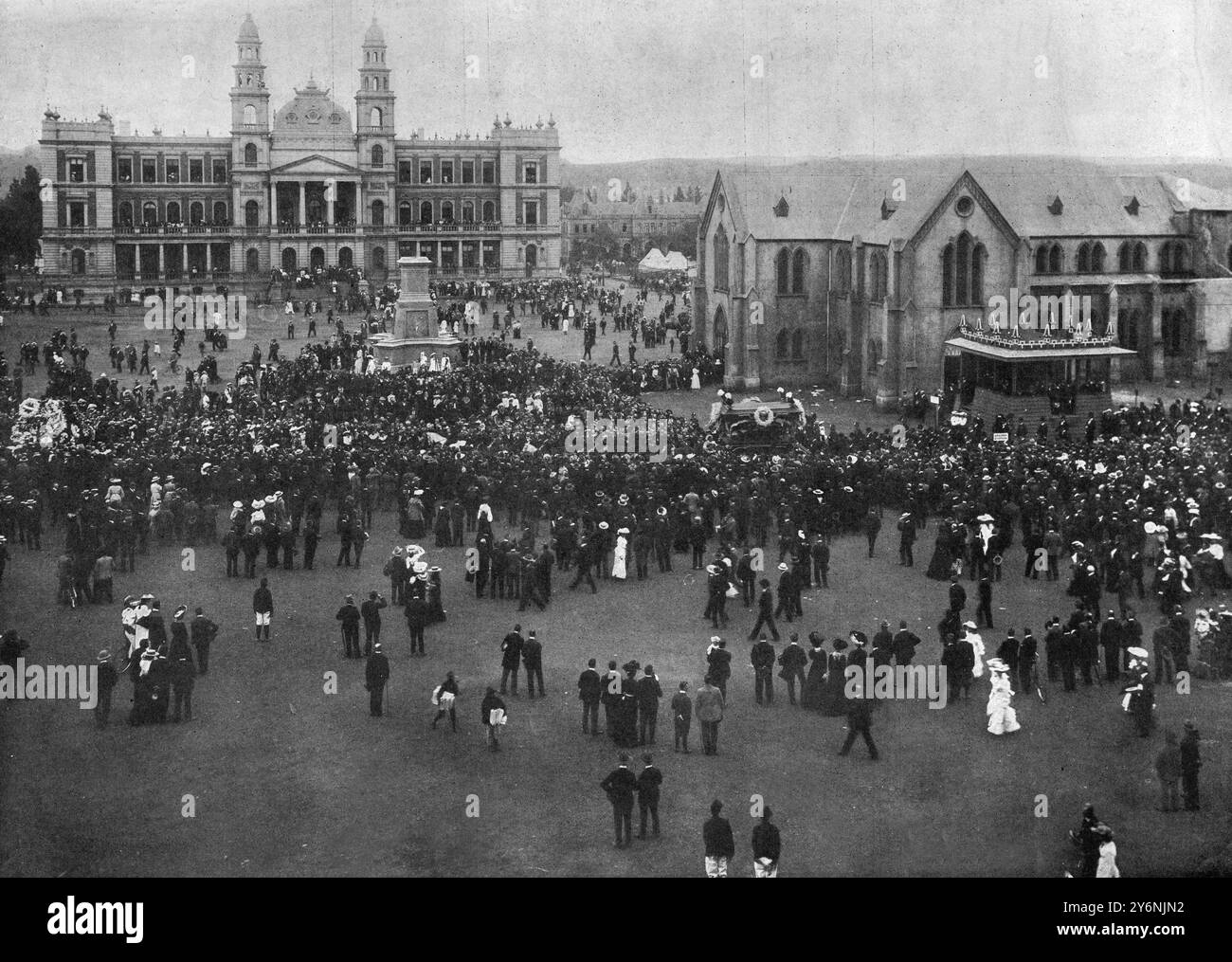 Pretoria zum letzten Mal, Präsident Krugers Begräbnis in seinem Heimatland. Die Beerdigung des Ex-Präsidenten am Sockel vorbei, auf dem seine Statue auf dem Pretoria Platz gehalten werden sollte, 16. Dezember 1904 ©2004 Topfoto Kruger, Stephanus Johannes Paulus (Paul; Oom Paul) südafrikanischer burischer Politiker; gemeinsamer Staatschef von Transvaal 1880-1883; letzter Präsident von Transvaal 1883-1900  1825-1904 Stockfoto