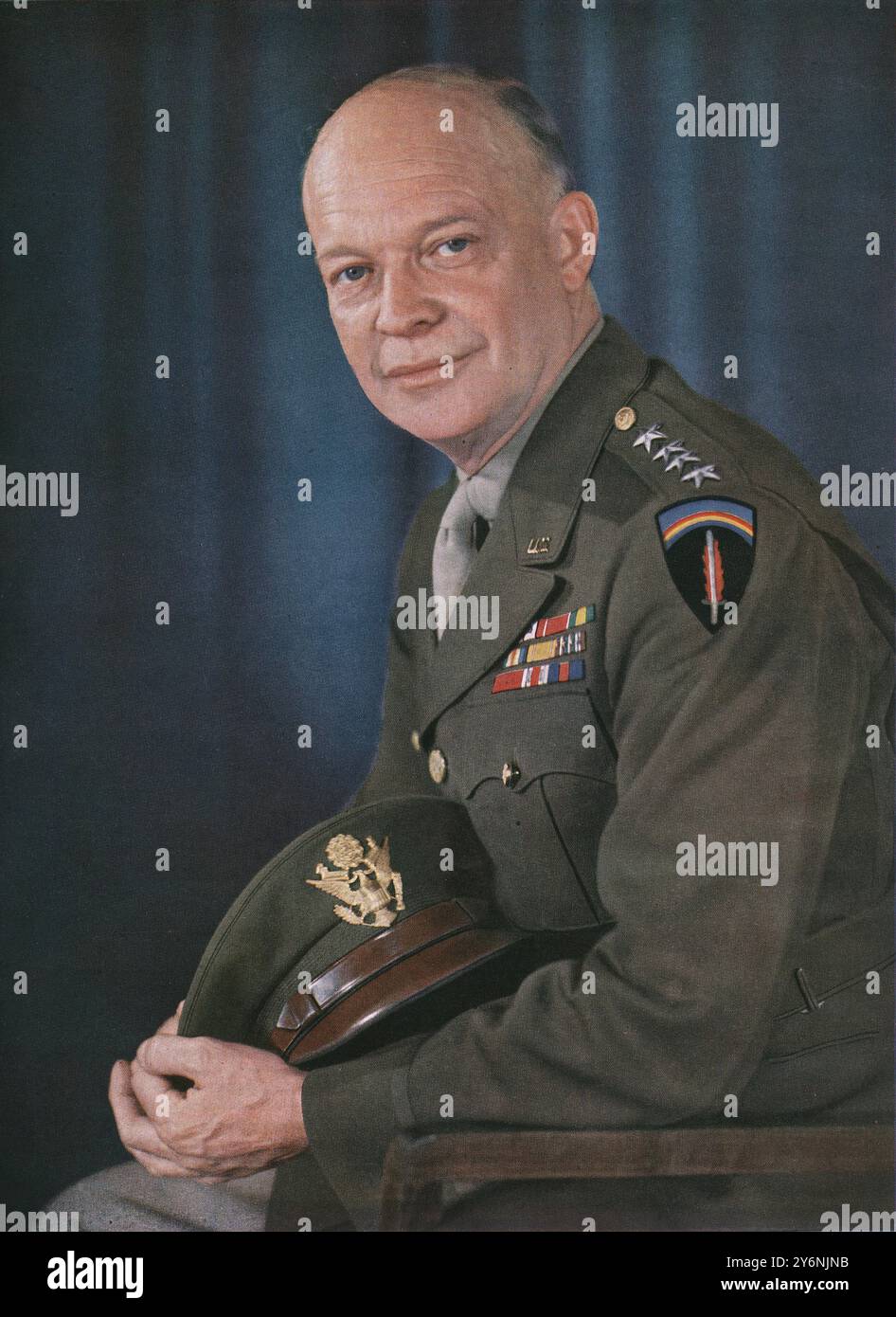 Oberbefehlshaber des Sieges, General der Armee, Dwight D Eisenhower Mai 1945 ©2004 Topfoto Eisenhower, Dwight David (Ike; orig. David Dwight Eisenhower) US-General, Kriegsheld und republikanischer Politiker; führte Alliierten im Zweiten Weltkrieg 1943–1945; Armeechef 1945–1948; Präsident der Columbia University 1948-1952 Stockfoto