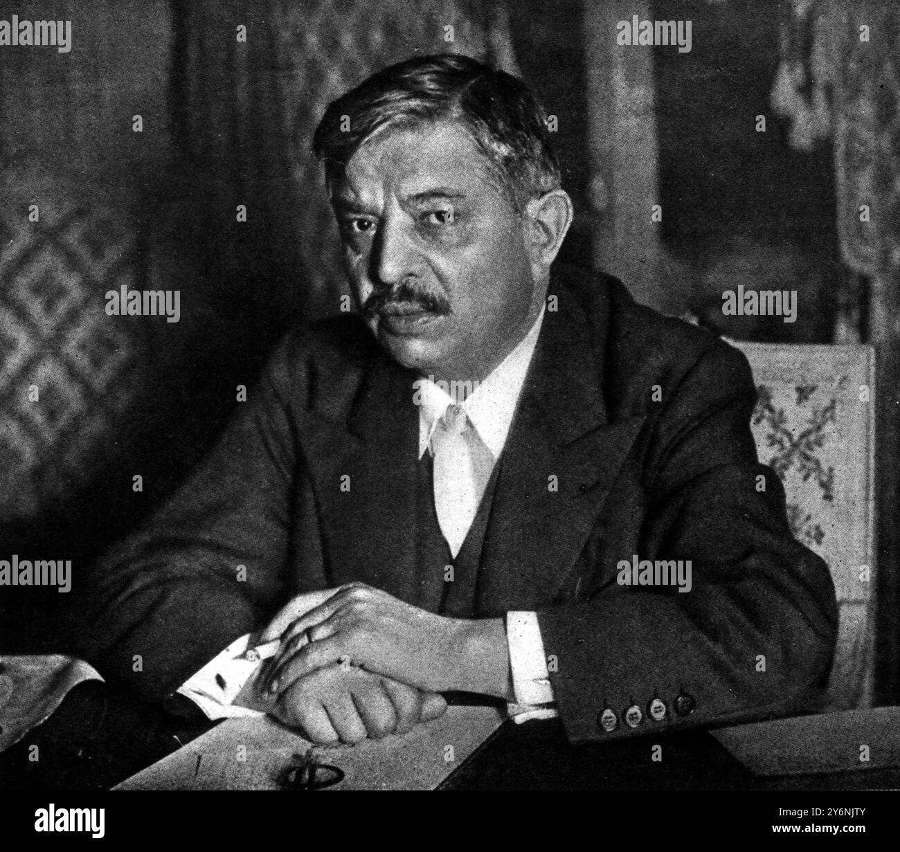 Pierre Laval als Chef einer rekonstituierten Vichy-Regierung ©2004 Topfoto Laval, Pierre französischer Politiker; Premierminister Frankreichs 1931-1932, 1935-1936; Premierminister Frankreichs 1942-1944 mit Vichy-Regierung; hingerichtet  1883-1945 Stockfoto