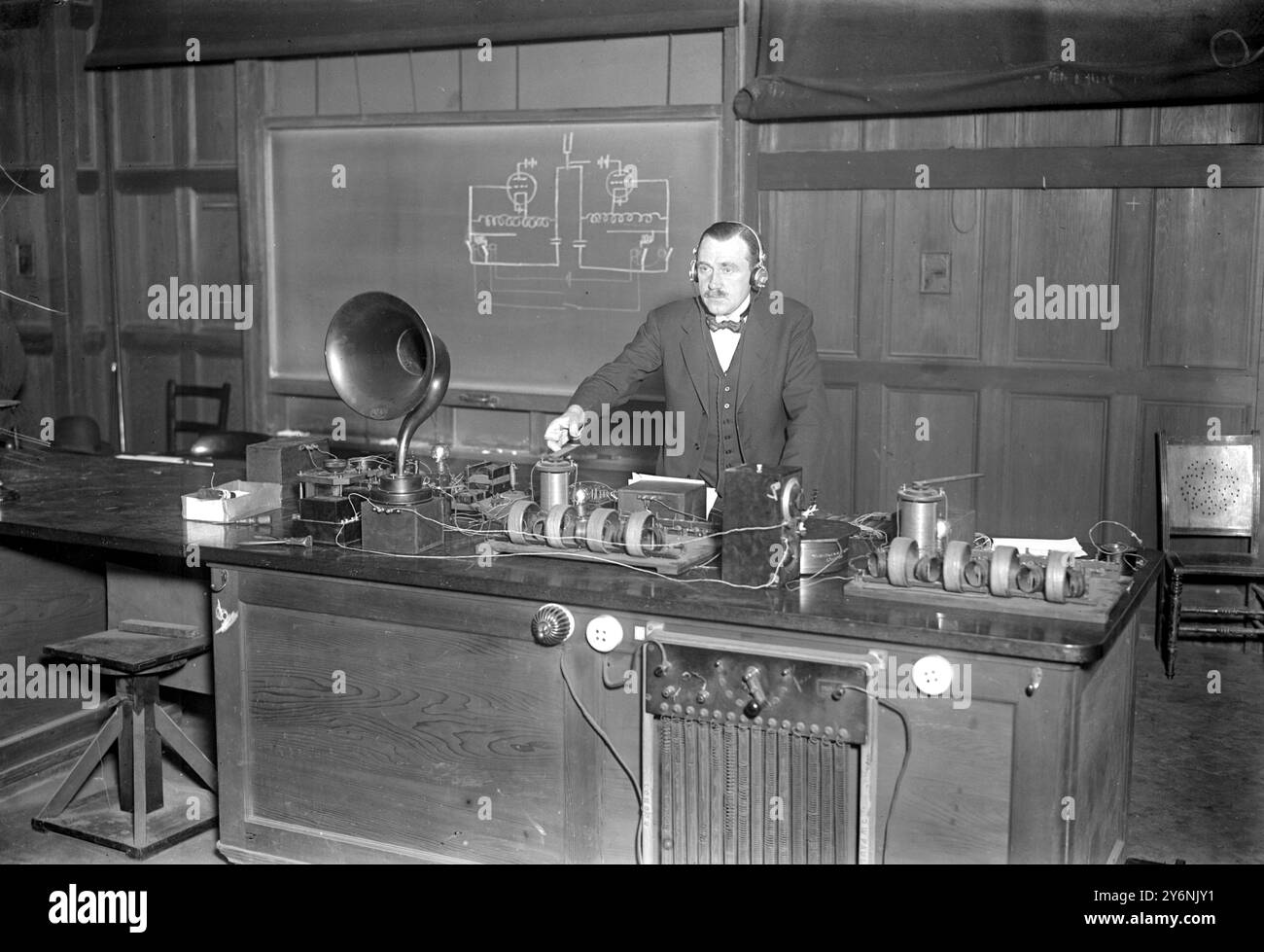 Herr W. Eccles, Professor für Angewandte Physik und Elektrotechnik am City and Guilds of London Technical College und stellvertretender Vorsitzender des Commiddions, das die Imperial Wireless Chain Stations plante, besuchten eine Demonstration bei einer Versammlung der Physischen Gesellschaft am Imperial College of Science, South Kensington, einer bemerkenswerten Apparatur, die entwickelt wurde, um eine vorgeschlagene Methode der drahtlosen Kommunikation zu testen, bei der die übertragenen elektrischen Wellen leicht erkennbare Akkorde an einer entsprechend ausgestatteten Empfangsstation erzeugen könnten. mit Vokaltönen als am einfachsten ausgestatteter Empfangsstation. 14. November 1924 Stockfoto