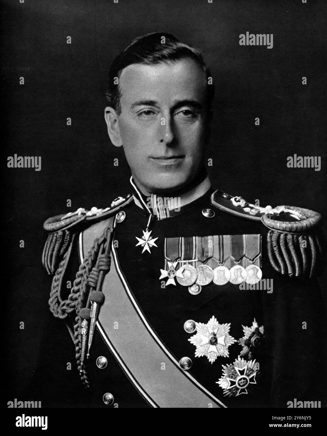 Großbritanniens neuer Chief of Combined Operations, Lord Louis Mountbatten, trägt seine neue Position den amtierenden Rang eines Vizeadmiral und die Ehrenrangliste des Generalleutnants und des Luftmarschalls April 1942 ©2004 Topfoto Mountbatten, Louis Francis Albert Victor Nicholas (Earl Mountbatten of Birma) britischer Admiral in Südostasien im Zweiten Weltkrieg 1943–1946; letzter Vizekönig von Indien 1947; 1. unabhängiger Gouverneur von Indien 1947–1948; Urenkel von Victoria; ermordet  1900-1979 Stockfoto