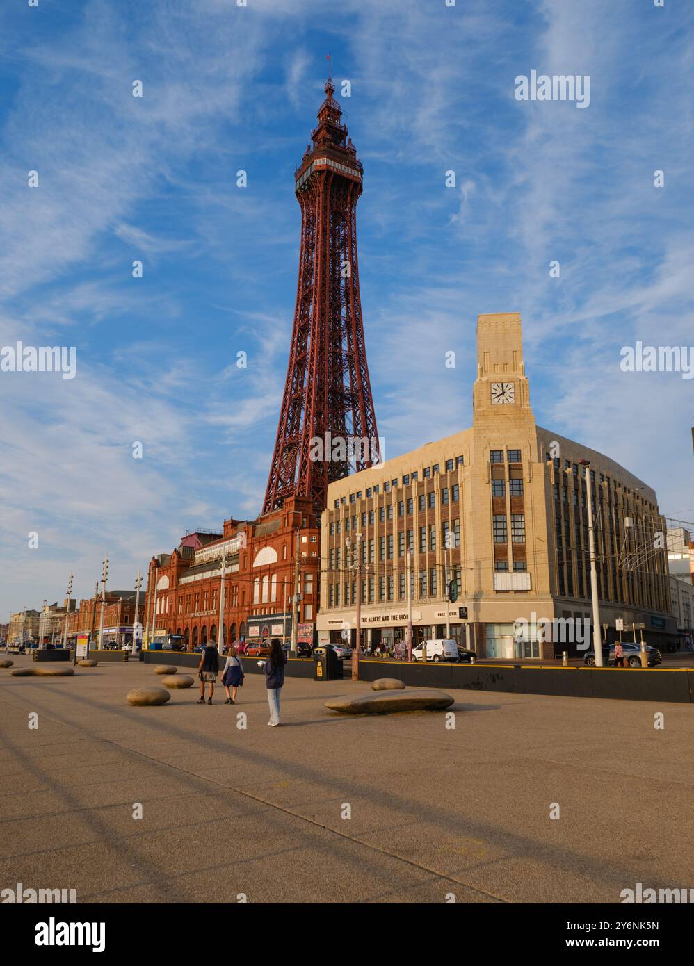 Der historische Blackpool Tower erhebt sich über der Promenade, ein Zeugnis für viktorianische Ingenieurskunst und den Charme am Meer. Stockfoto