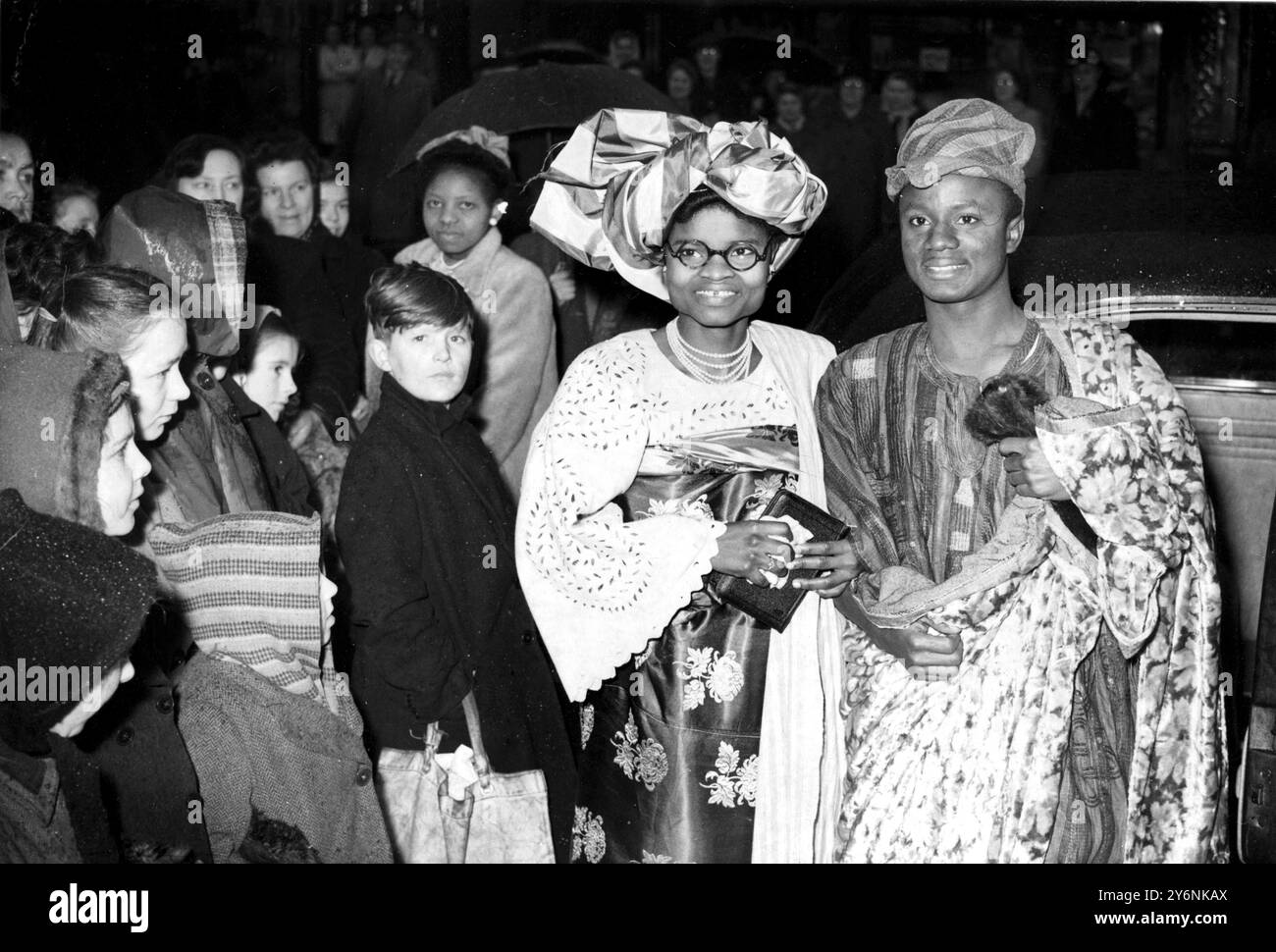 Zwei Nigerianer des Yoruba-Stammes kommen zu ihrer Hochzeitszeremonie in die Kirche. Die Braut ist Mejisola Omodele Coker, eine Lehrerin aus Lagos der Bräutigam ist Jurastudent Samuel Layiwola Durosaro aus Ibadan. Die Hochzeit findet in der Wandsworth Bridge Road Methodist Church London statt. Dezember 1949 Stockfoto